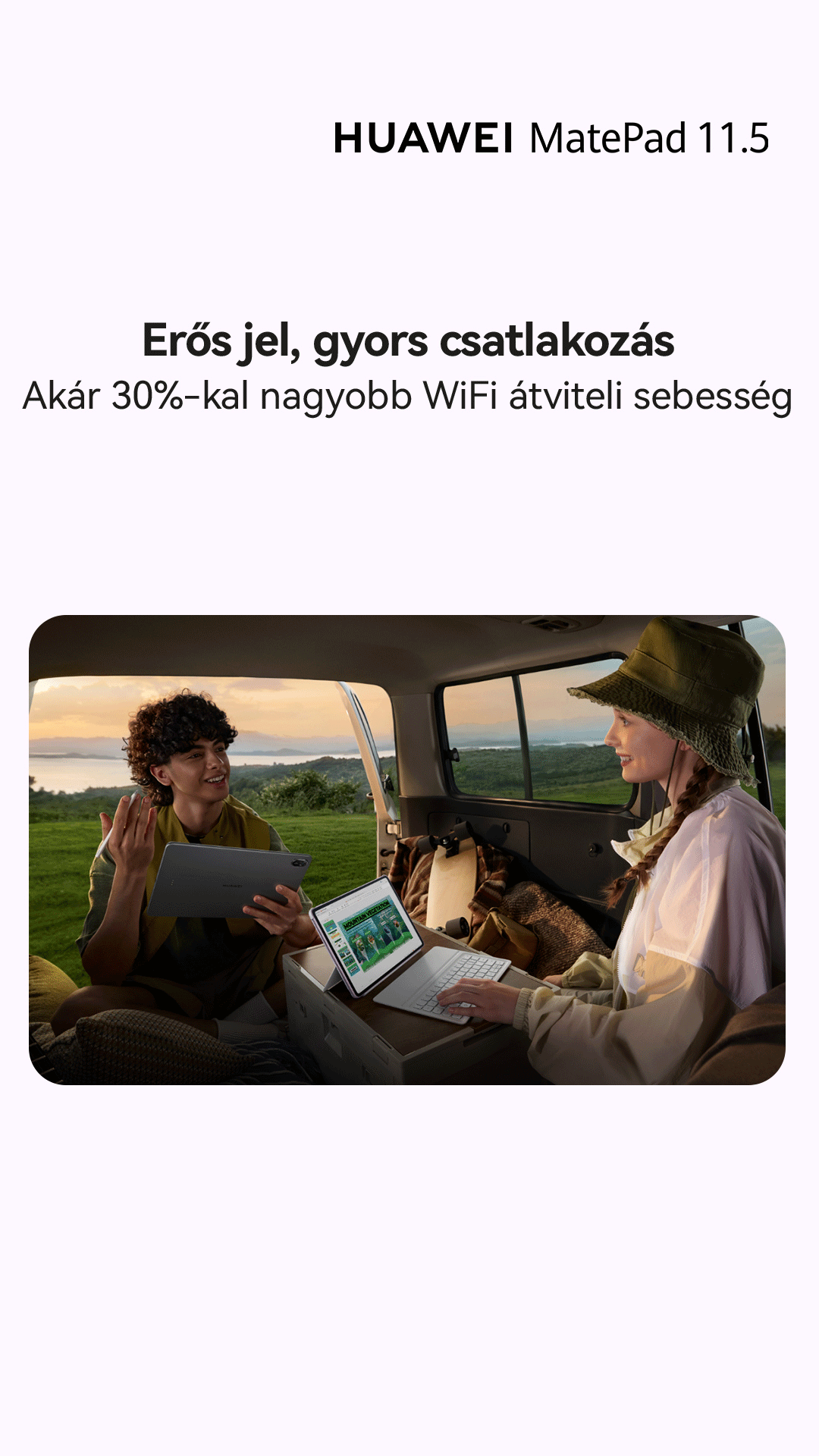 Két ember ül egy autó csomagtartójában egy tájban, Huawei MatePad táblagépeket használva.