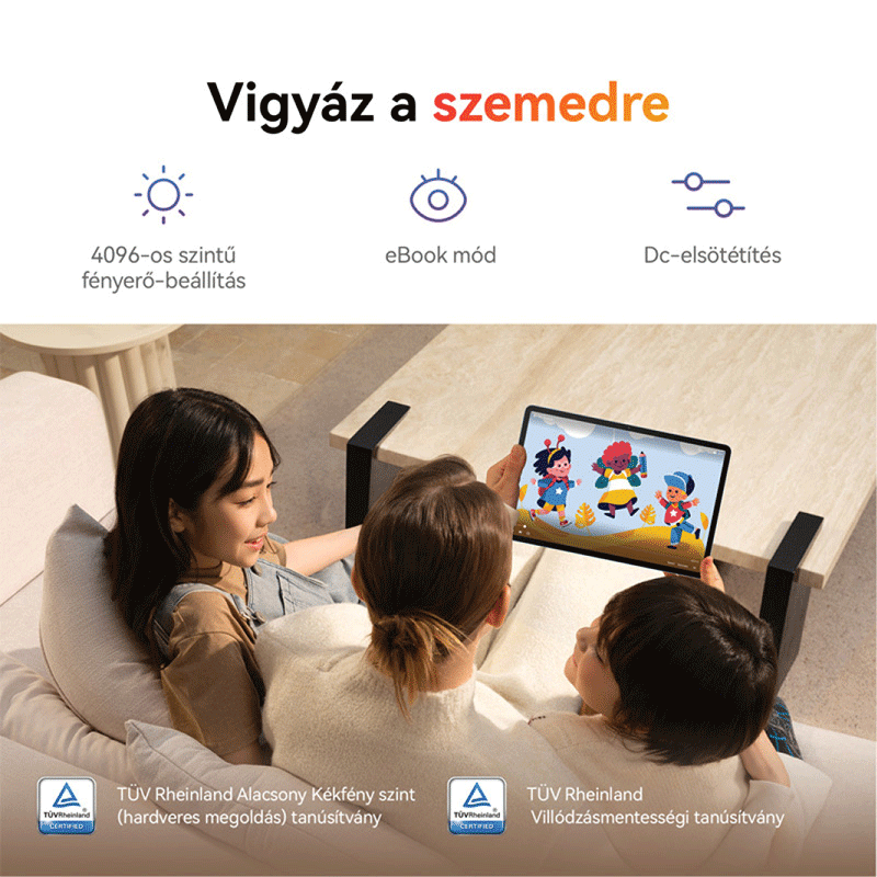 Egy nő és két gyerek ül a kanapén, és egy színes mesefigurákat mutató tabletet néz.
