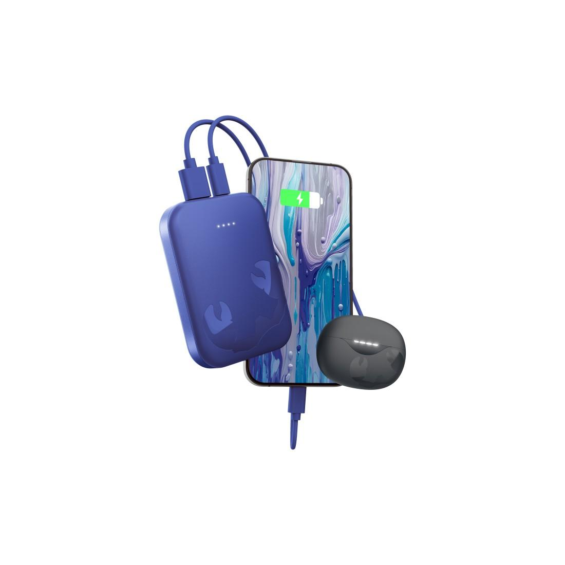 Eine blaue Powerbank lädt ein Smartphone und kabellose Ohrhörer über Kabel auf weißem Hintergrund.