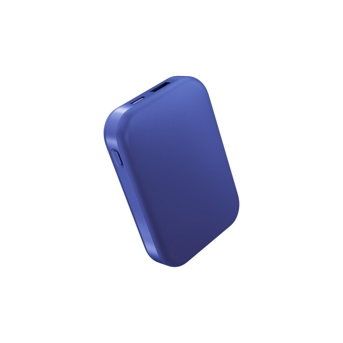Eine blaue Powerbank steht auf einem weißen Hintergrund.