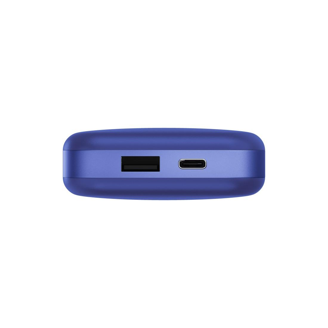 Blaue Powerbank mit USB-A und USB-C Anschluss gegen weißen Hintergrund.