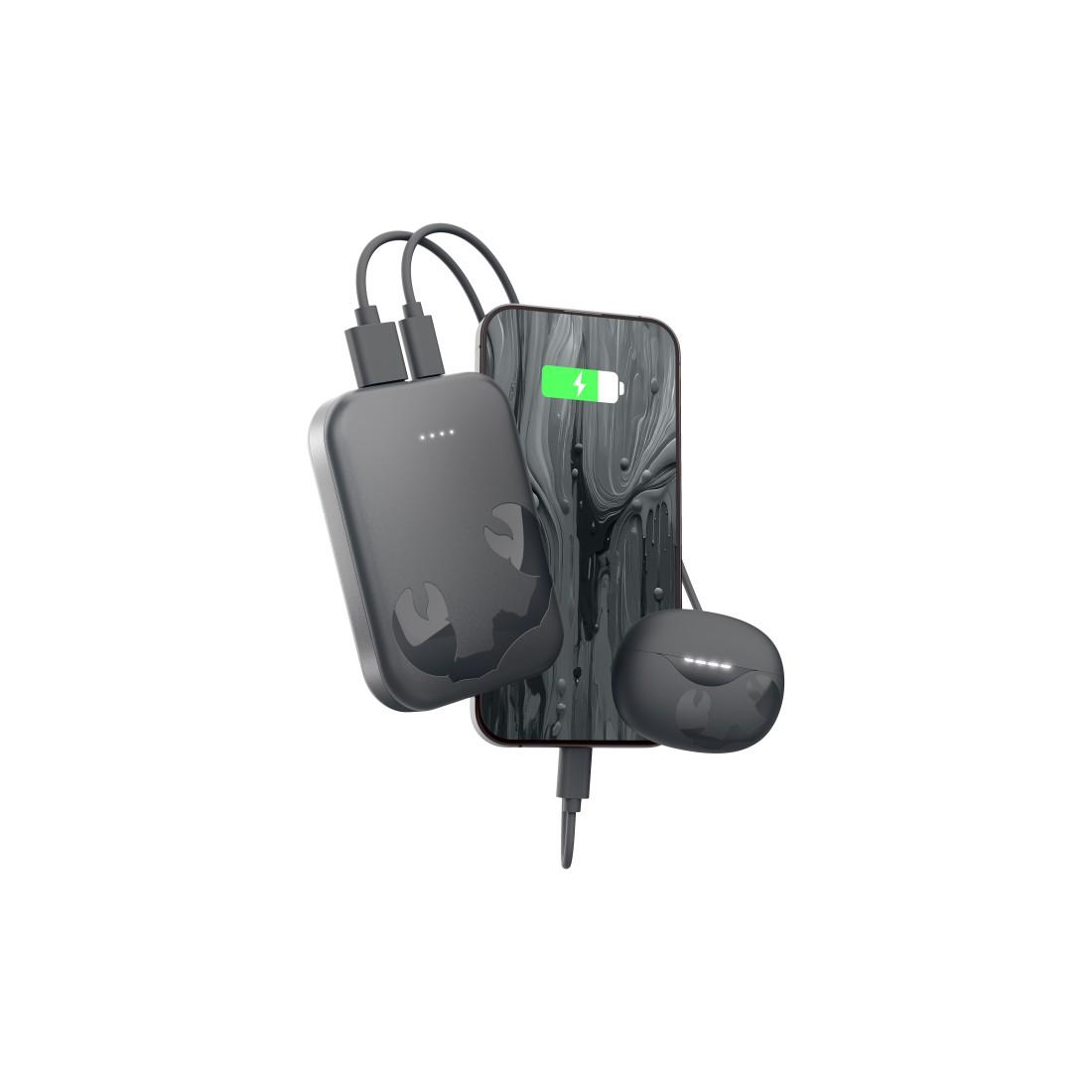 Eine Powerbank, die ein schwarzes Smartphone mit einer Ladeanzeige und kabellose Ohrhörer lädt.