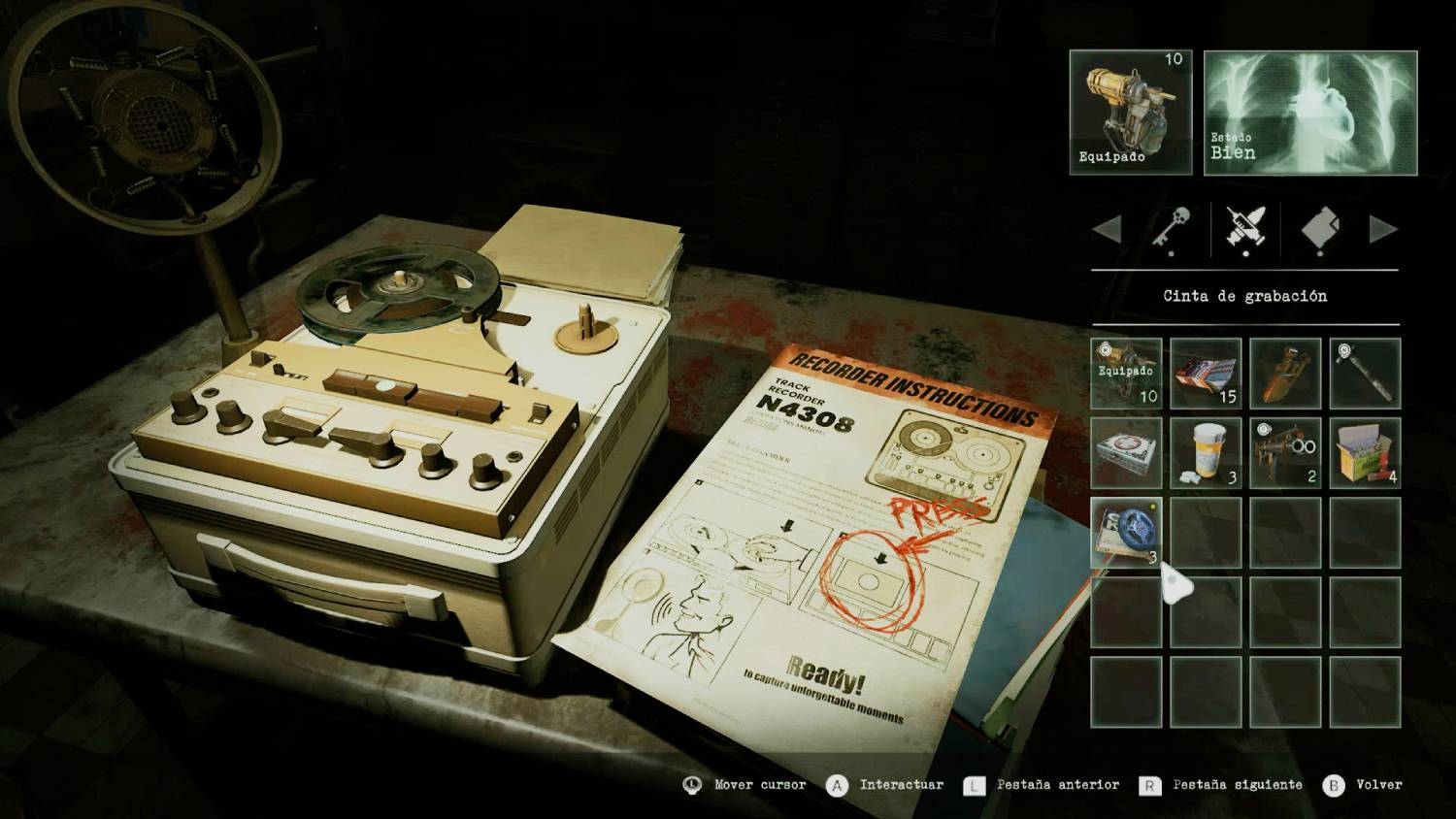 Una pantalla de videojuego muestra una grabadora antigua, manual y menú de inventario.