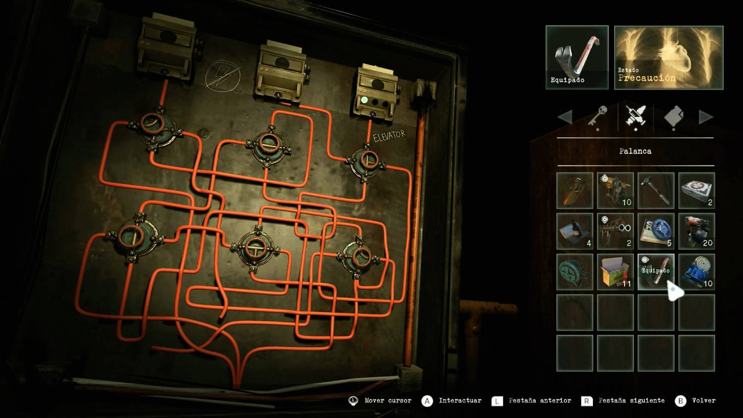 Una pantalla de videojuego muestra un panel de control con cables naranjas y una ventana de inventario.