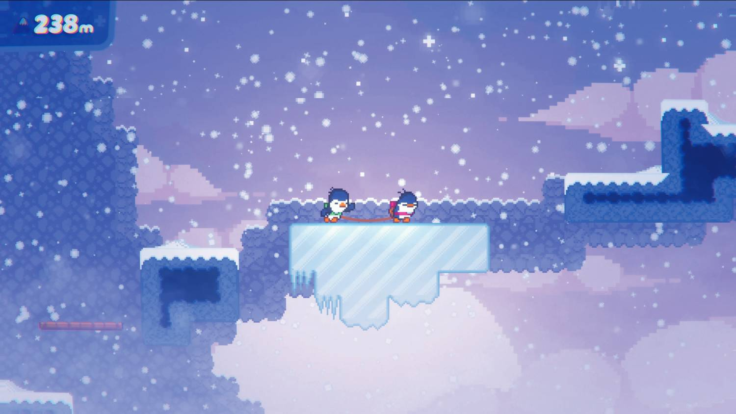 Dos pingüinos pixelados conectados por una cuerda en un acantilado nevado a los 238m.