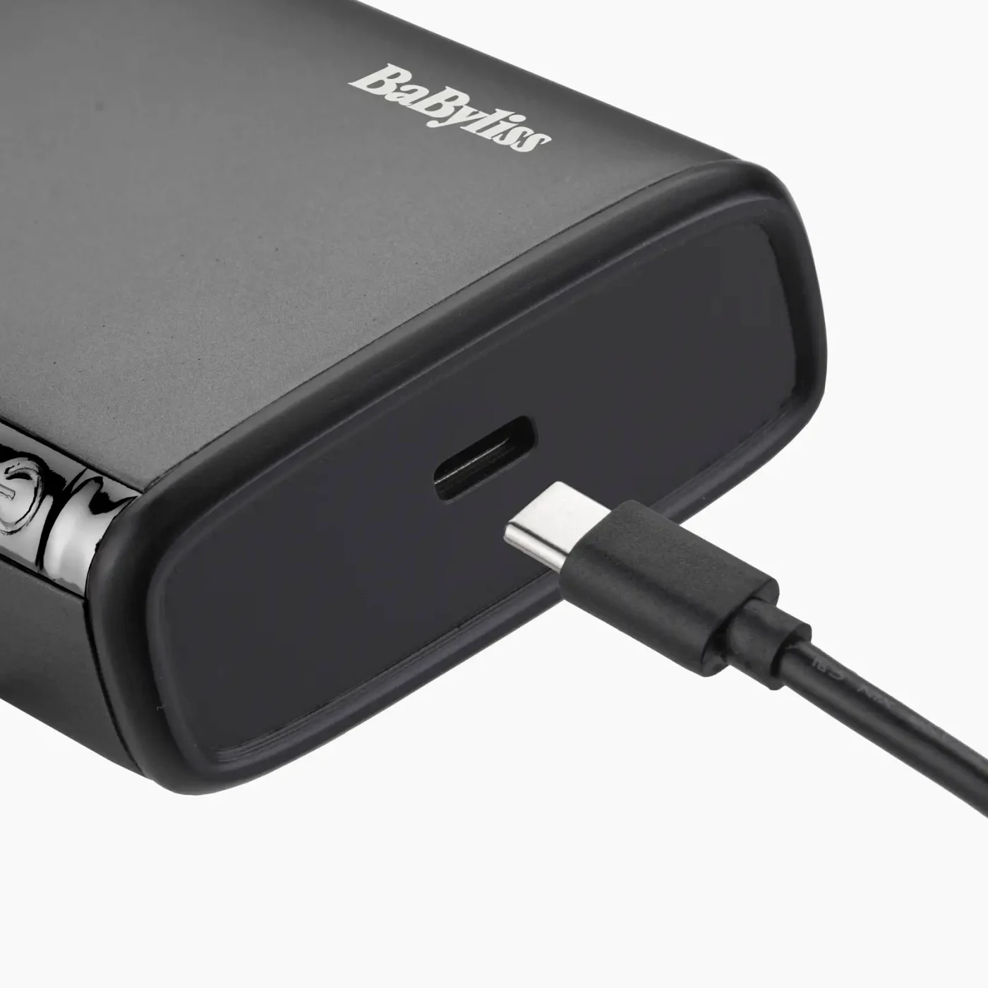 Egy fekete BaByliss készüléket USB-C kábellel töltenek.
