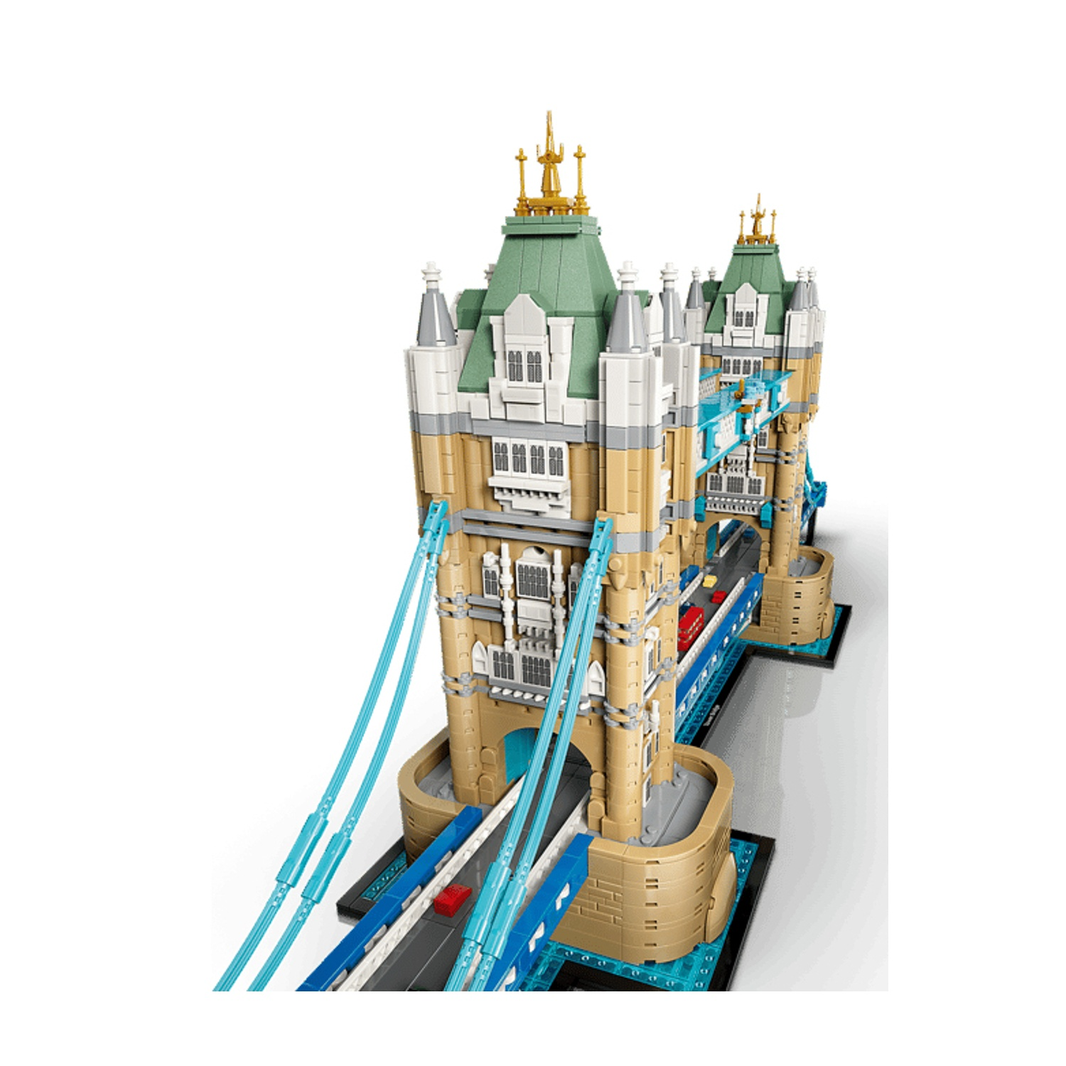 Un dettagliato modello Lego del Tower Bridge di Londra con torri, cavi blu e piccole auto su sfondo bianco.
