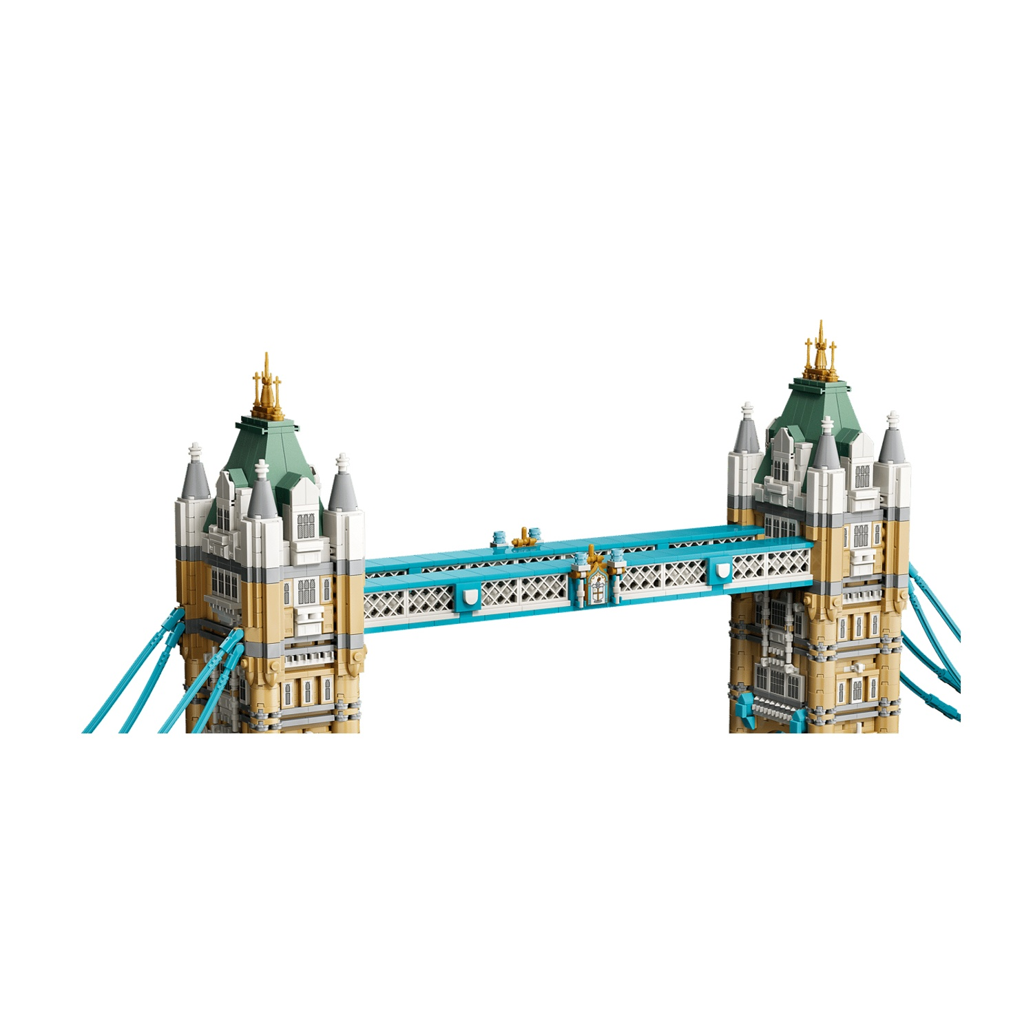 Primo piano delle torri superiori e della passerella di un modello Lego del Tower Bridge su sfondo bianco.