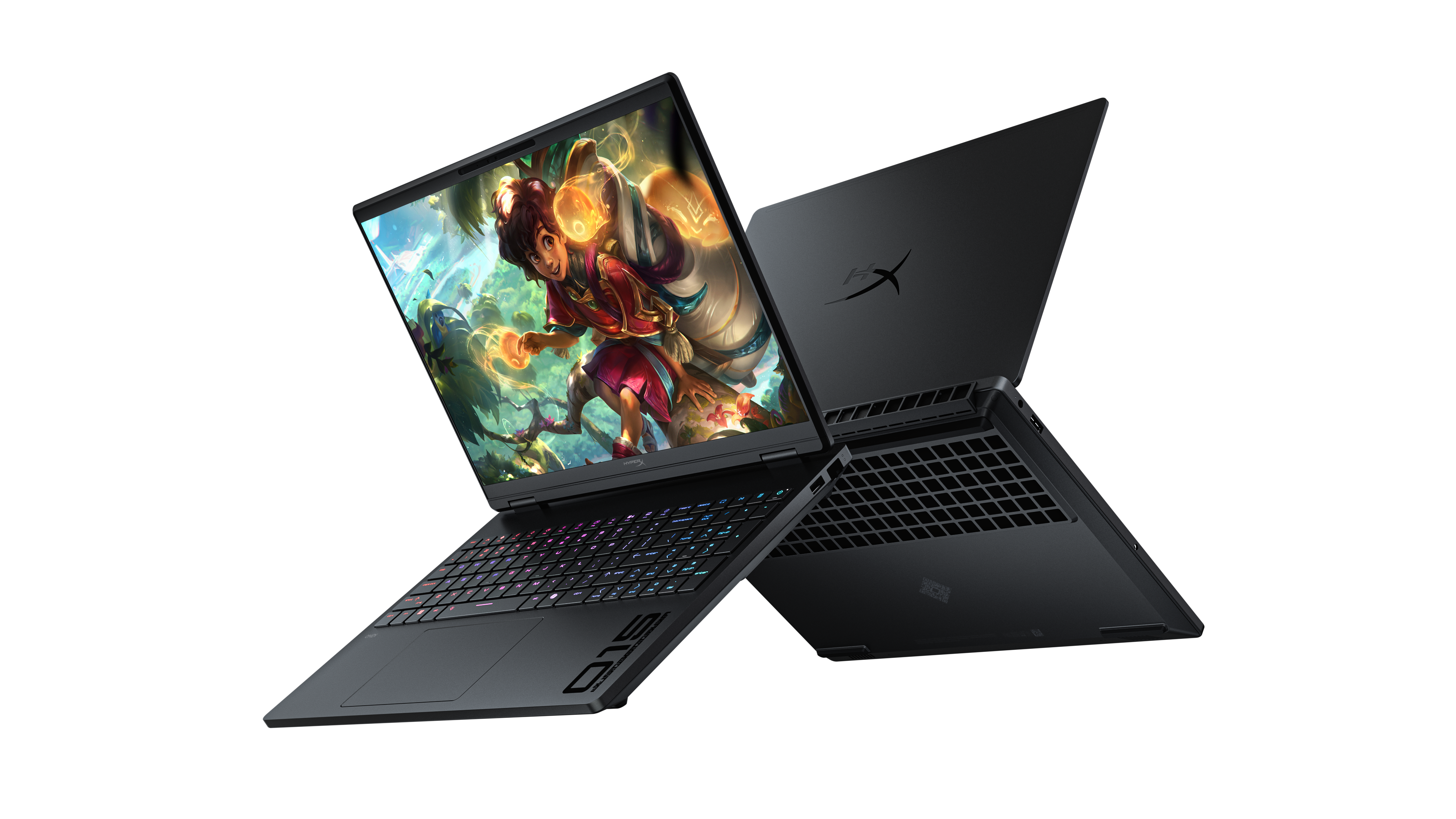 Dwa czarne laptopy dla graczy na czarnym tle, jeden otwarty z grafiką fantasy na ekranie.