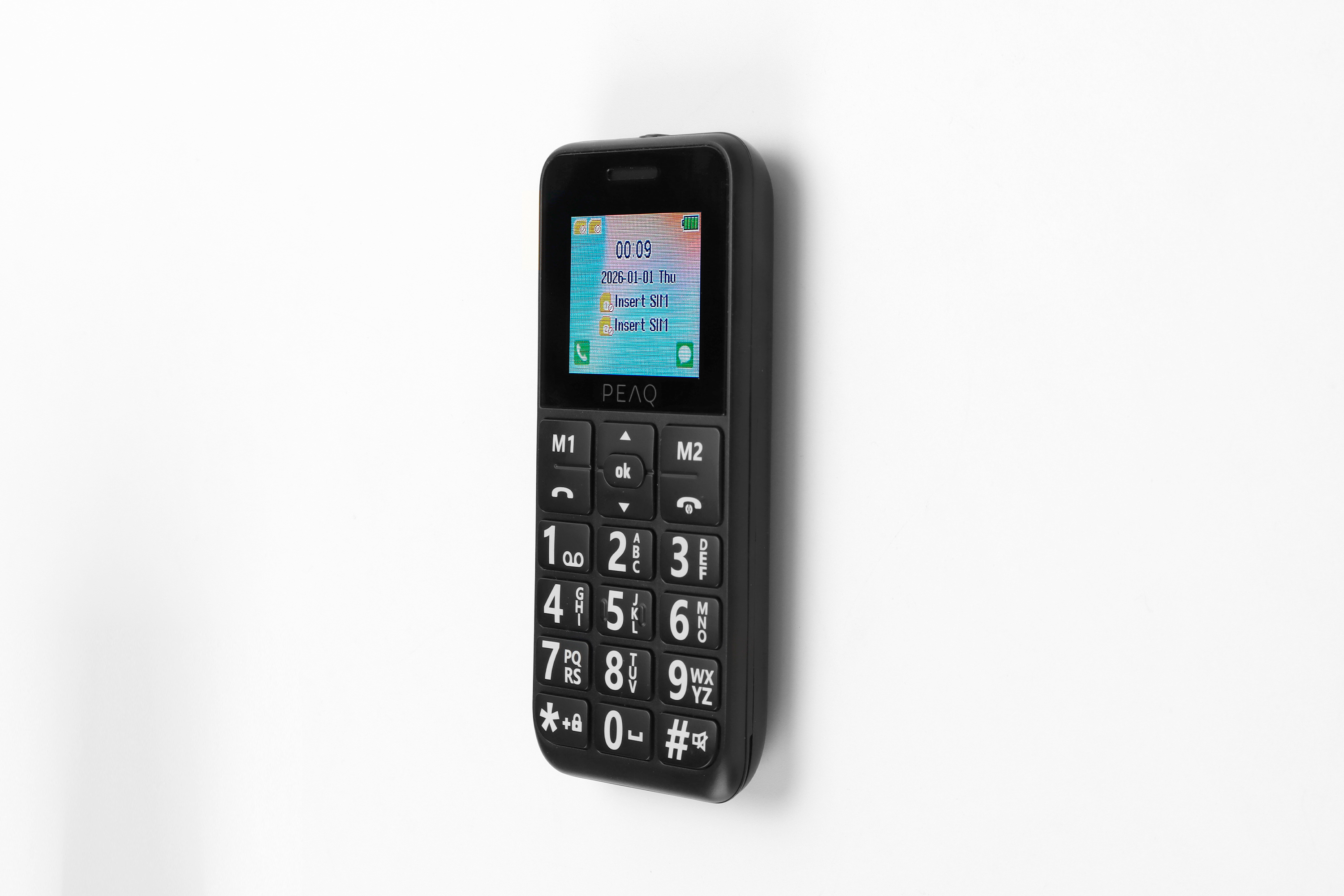 Ein einfaches schwarzes Mobiltelefon mit Tasten und farbigem Display vor weißem Hintergrund.