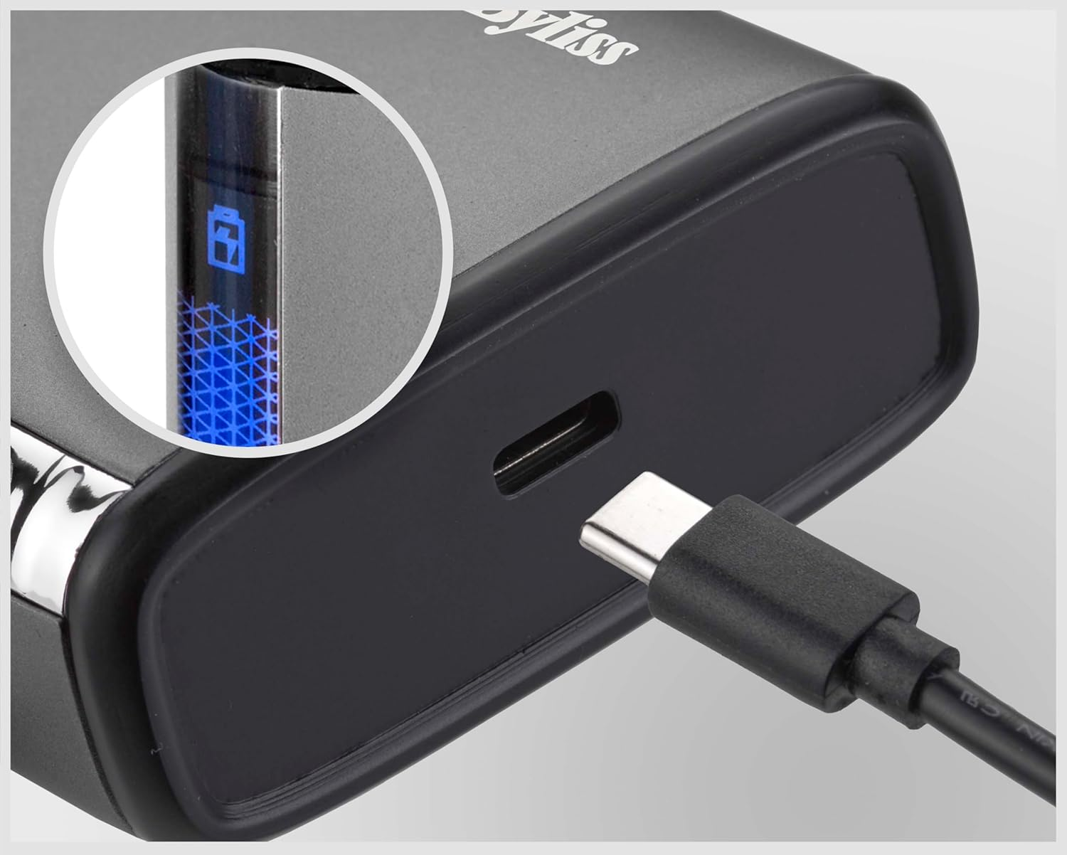 Egy USB-C kábel csatlakozik egy eszköz töltőportjához, míg egy kör alakú kinagyítás az akkumulátor jelzőjét mutatja.