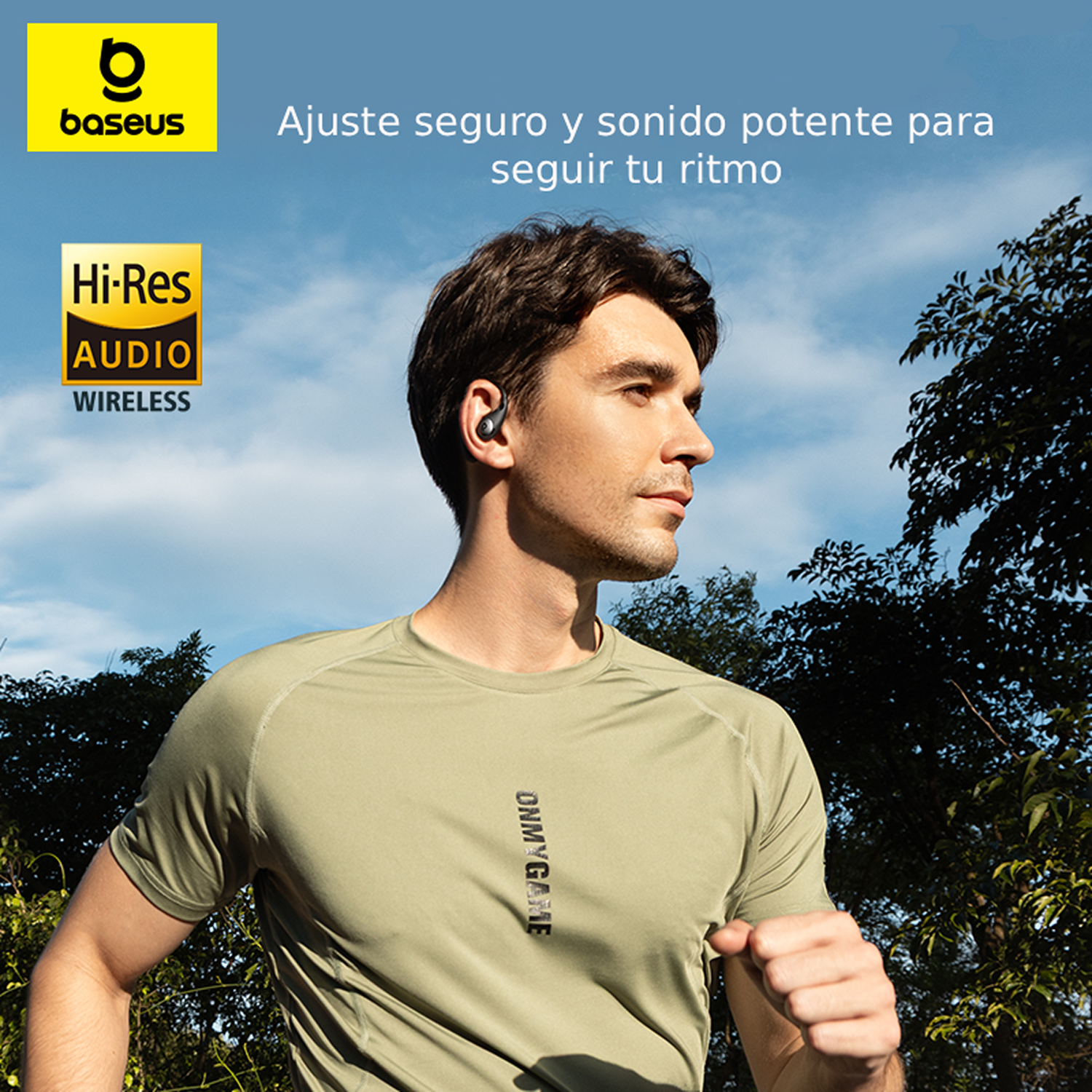 Un hombre con camiseta deportiva verde y auriculares inalámbricos corre al aire libre bajo un cielo azul.