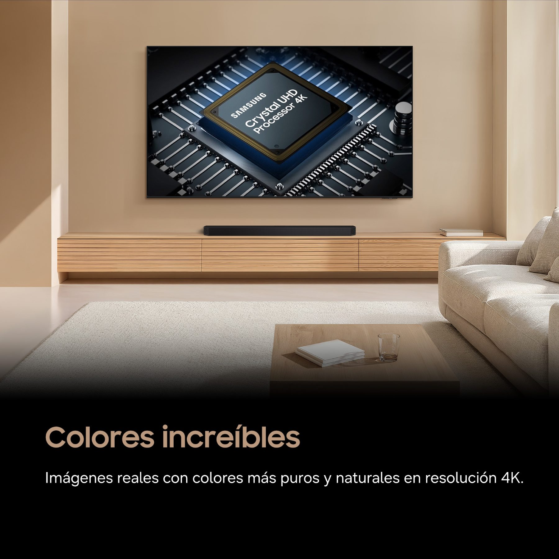 Un salón muestra un televisor colgado con procesador Samsung, barra de sonido, consola de madera y sofá.