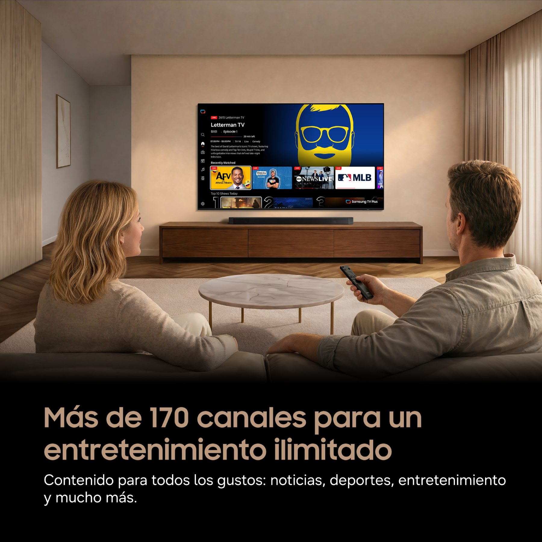 Una pareja se sienta en un sofá viendo un televisor grande en una sala moderna.