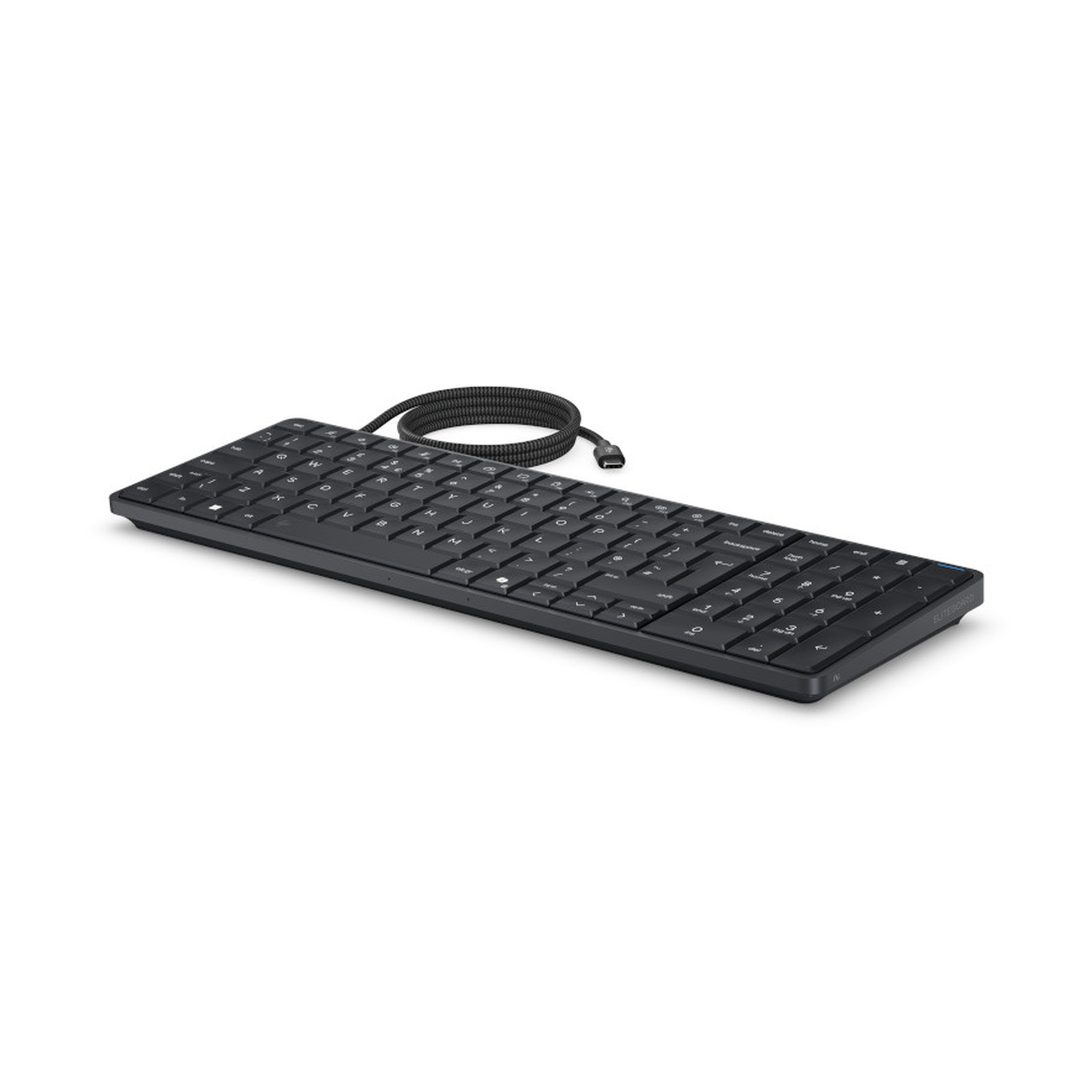 Tastiera per computer nera e sottile con cavo USB-C intrecciato su sfondo bianco.
