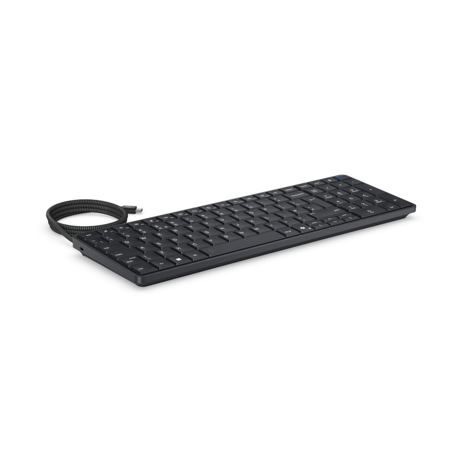Una tastiera per computer nera ed elegante con cavo USB collegato su sfondo bianco.