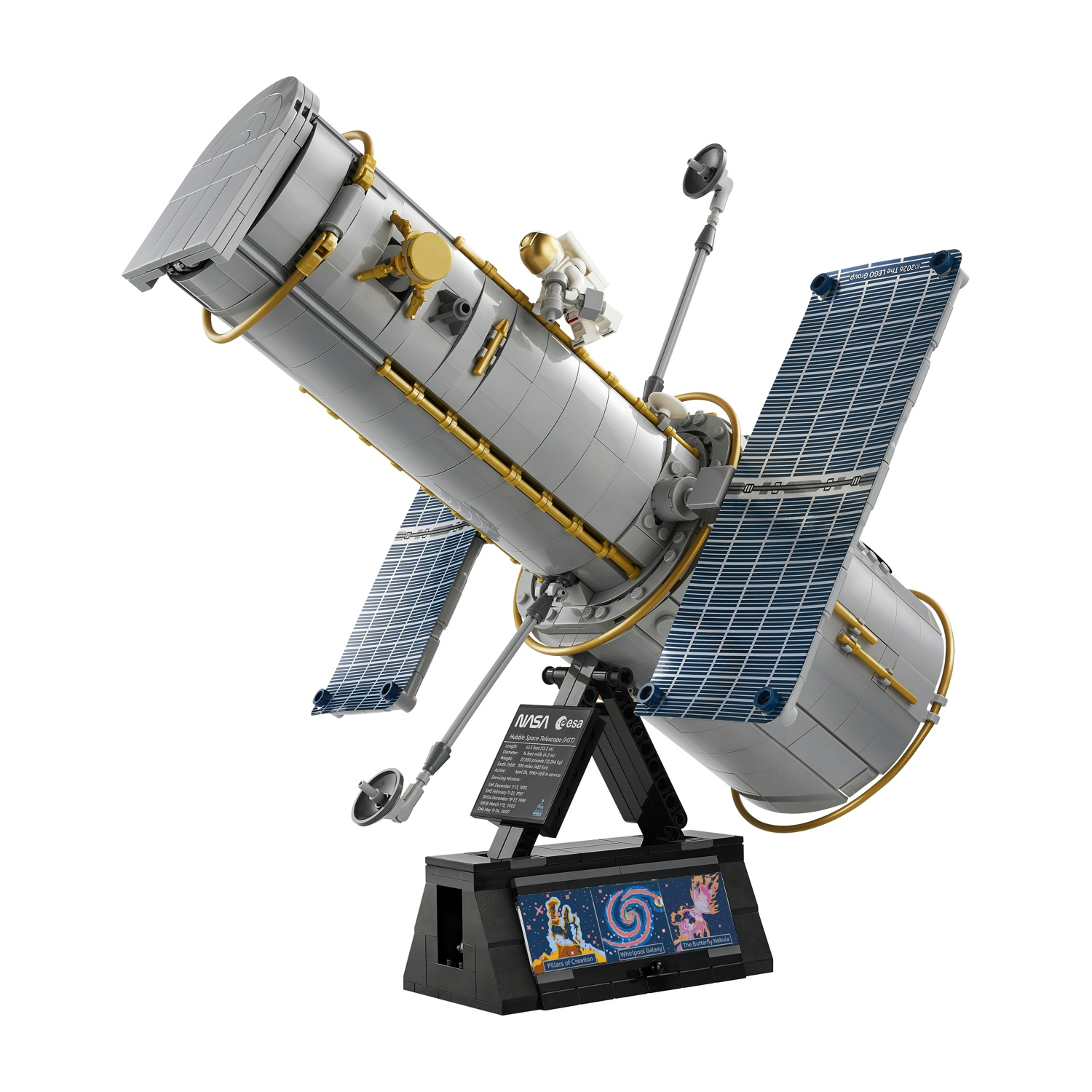 Un dettagliato modello Lego del telescopio spaziale Hubble su supporto nero, con pannelli solari e un astronauta.