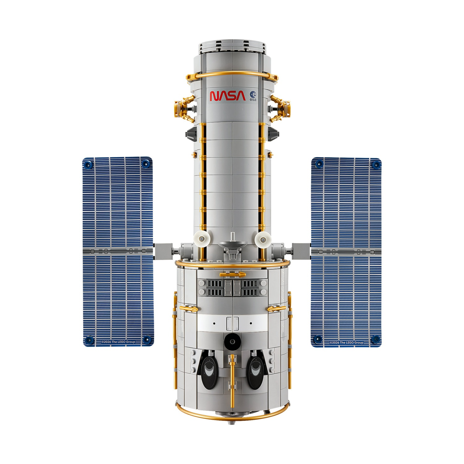 Un dettagliato modello LEGO di una stazione spaziale della NASA con due grandi pannelli solari blu.