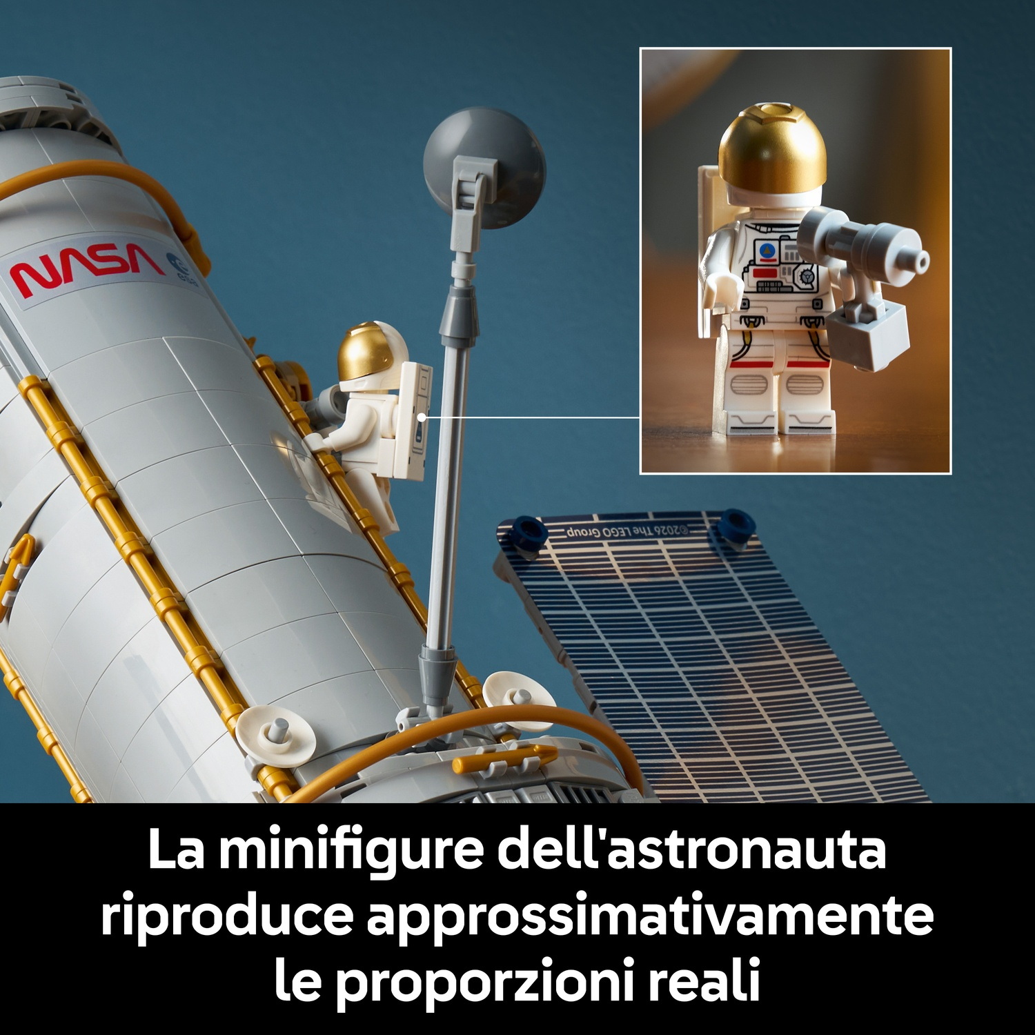 Razzo LEGO NASA e minifigura di astronauta con elmo dorato che tiene un attrezzo.