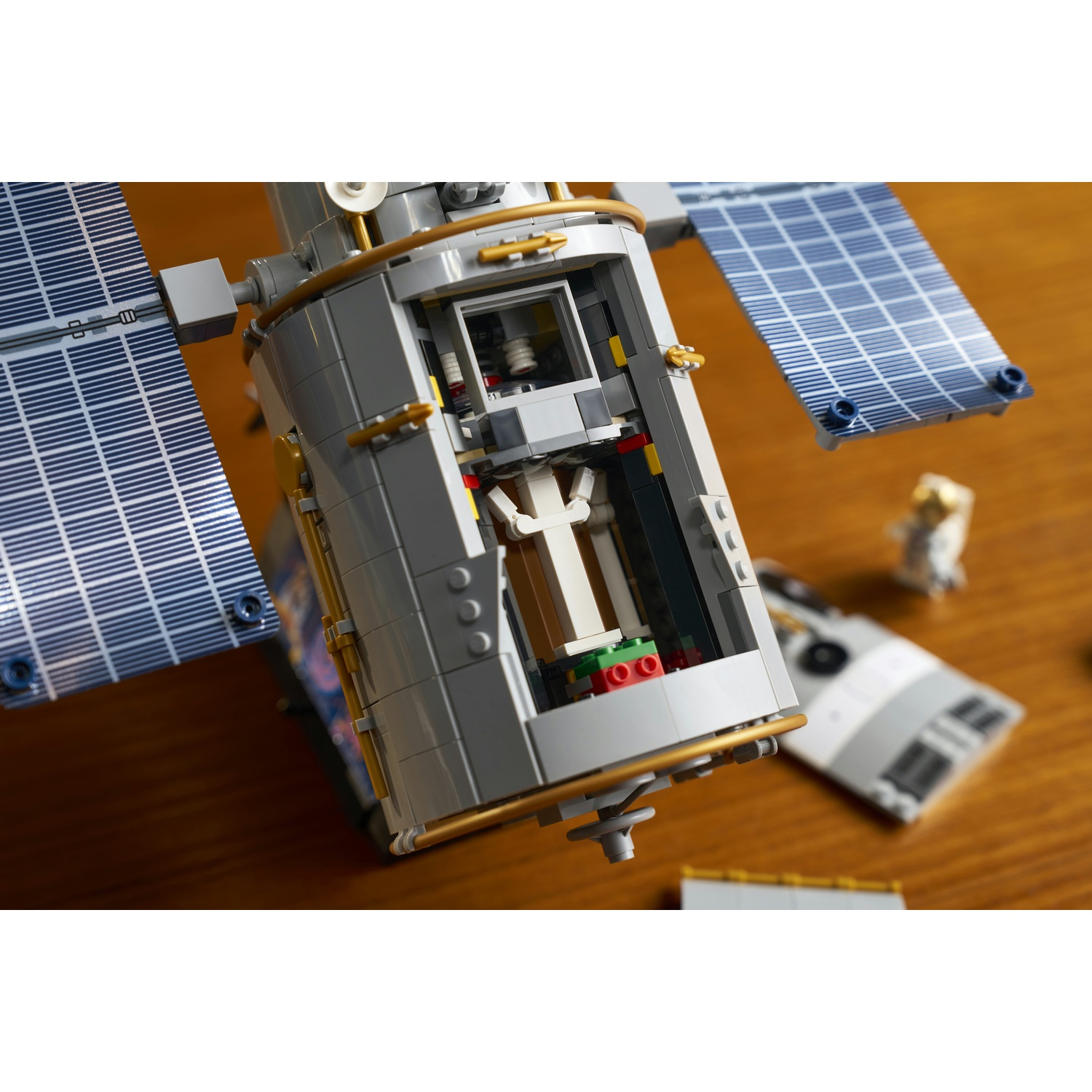 Un dettagliato modello Lego di un satellite con pannelli solari blu.