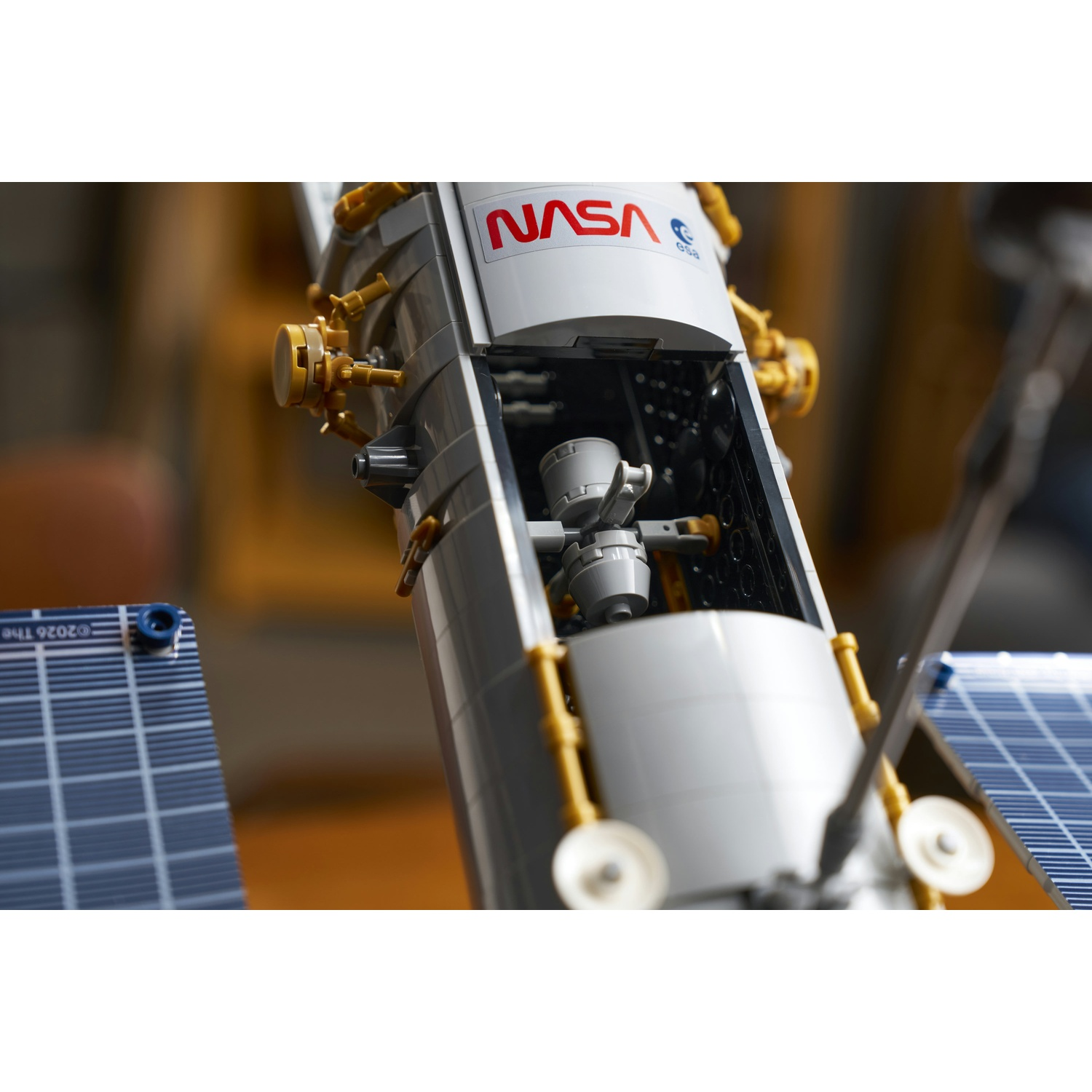 Un dettagliato modello di astronave LEGO della NASA con abitacolo aperto, pannelli solari ed equipaggiamento.