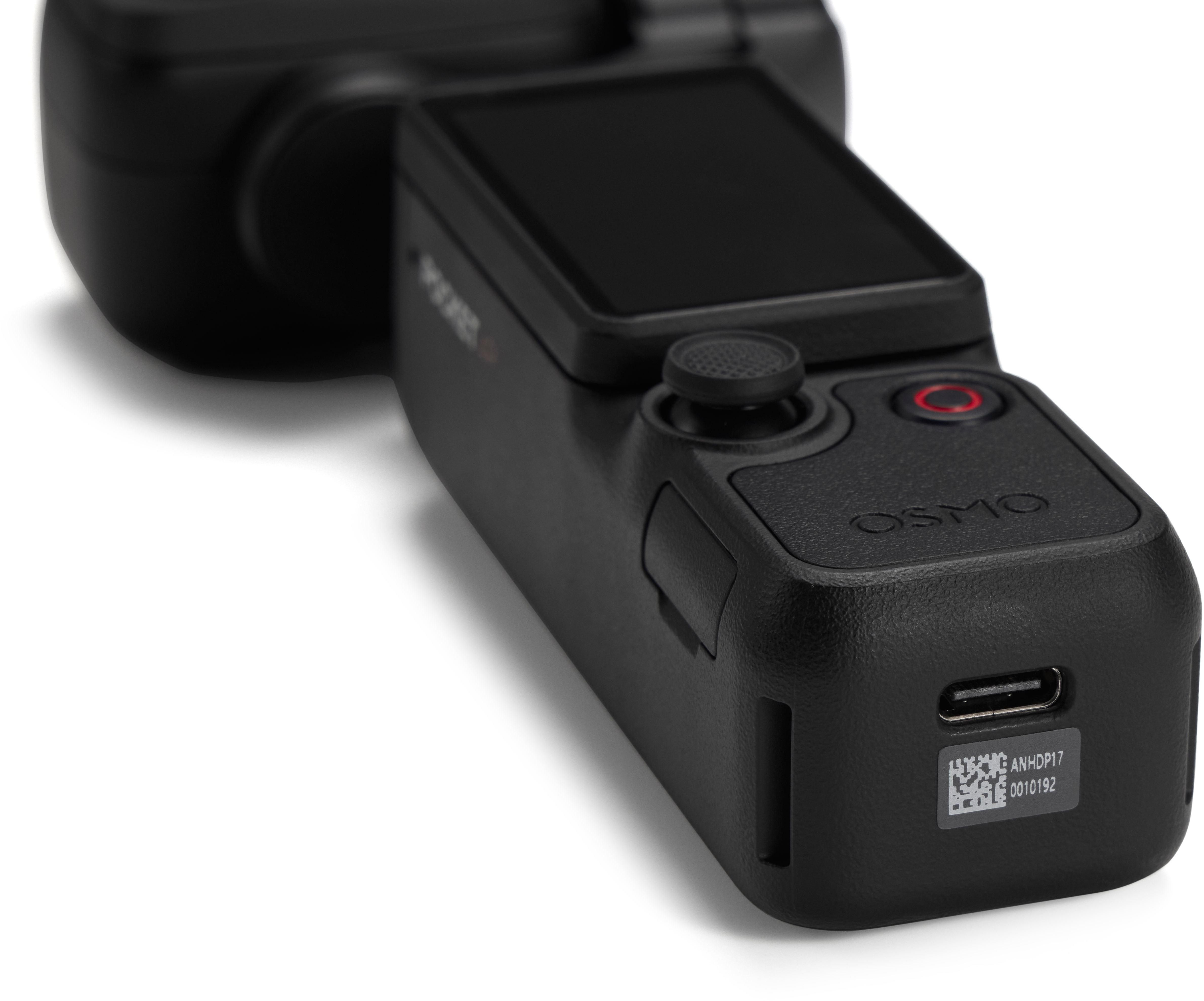 Fekete Osmo Pocket kamera fehér háttérrel, USB-C porttal, QR-kóddal, joystickkal és képernyővel.