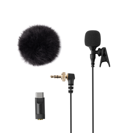 Ein schwarzes Ansteckmikrofon mit Windschutz, Klinkenstecker und Adapter auf schwarzem Hintergrund.