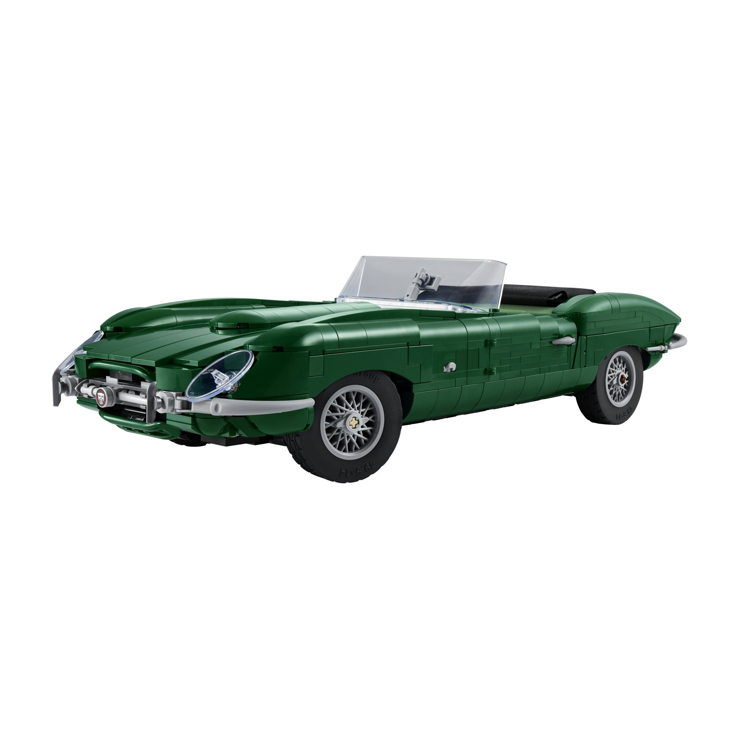 Un dettagliato modello Lego di una classica auto sportiva scoperta verde su sfondo bianco.