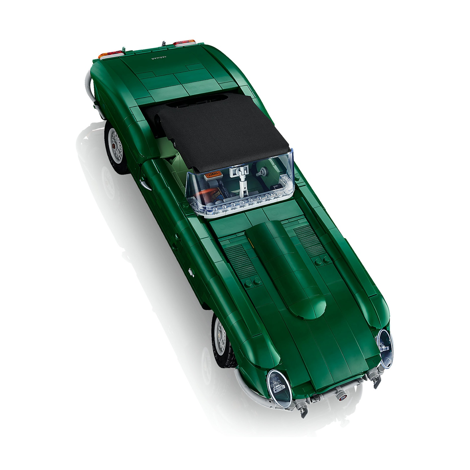Un'auto cabriolet Lego verde con capote nera vista dall'alto su sfondo bianco.