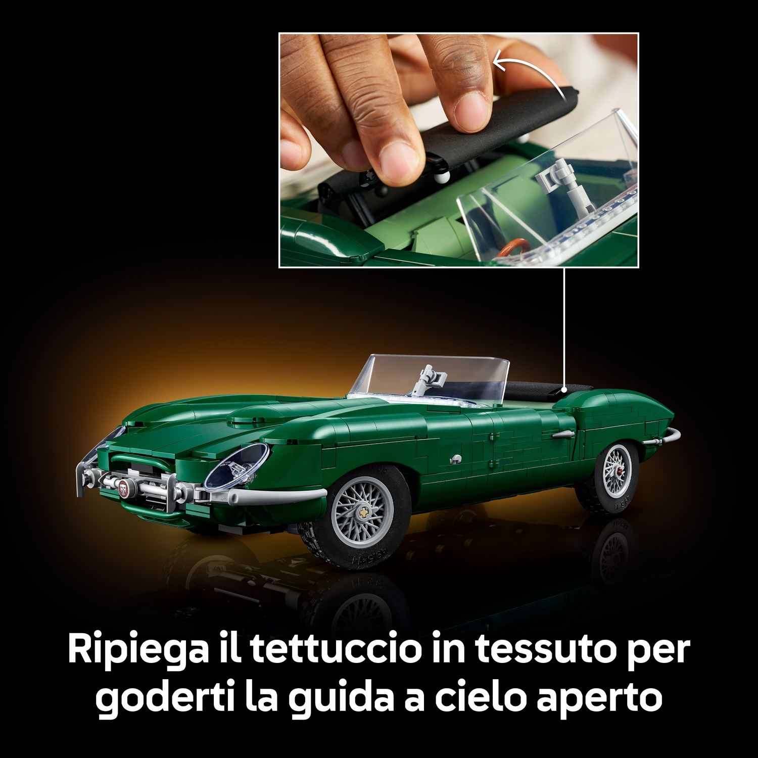 Primo piano di mani che piegano la capote in tessuto di un modellino di auto classica Lego su sfondo scuro.