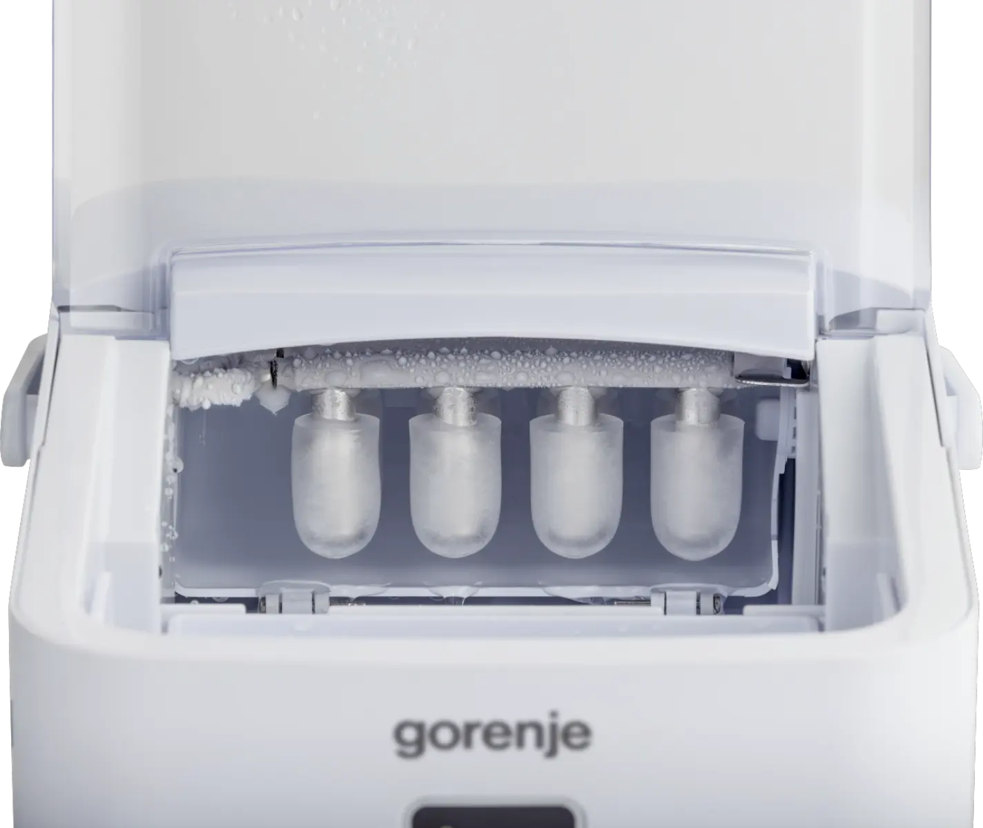 Egy fehér Gorenje jégkészítő belső nézete négy formálódó jégkockával.