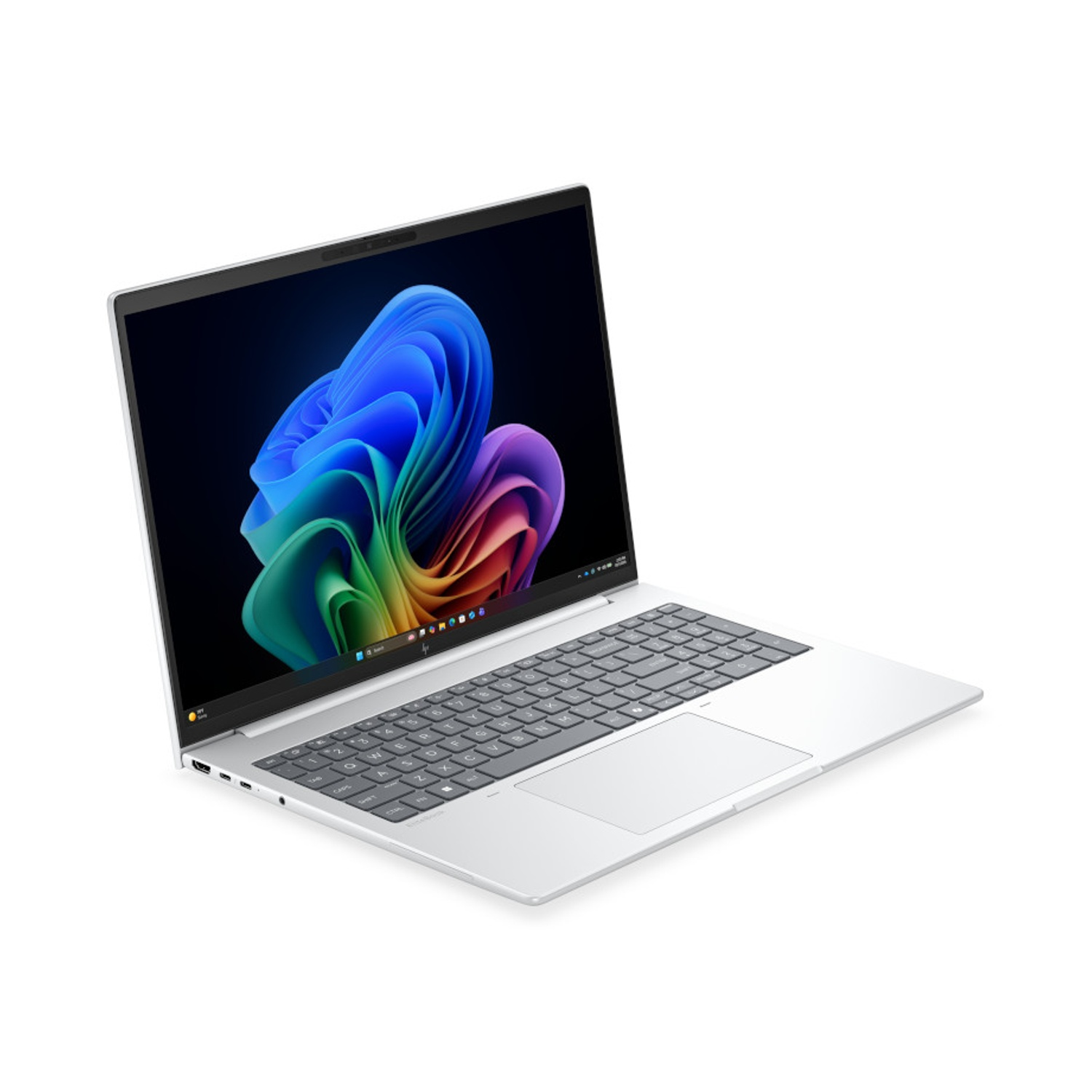 Un laptop argento con uno sfondo astratto e colorato sullo schermo, su sfondo bianco.