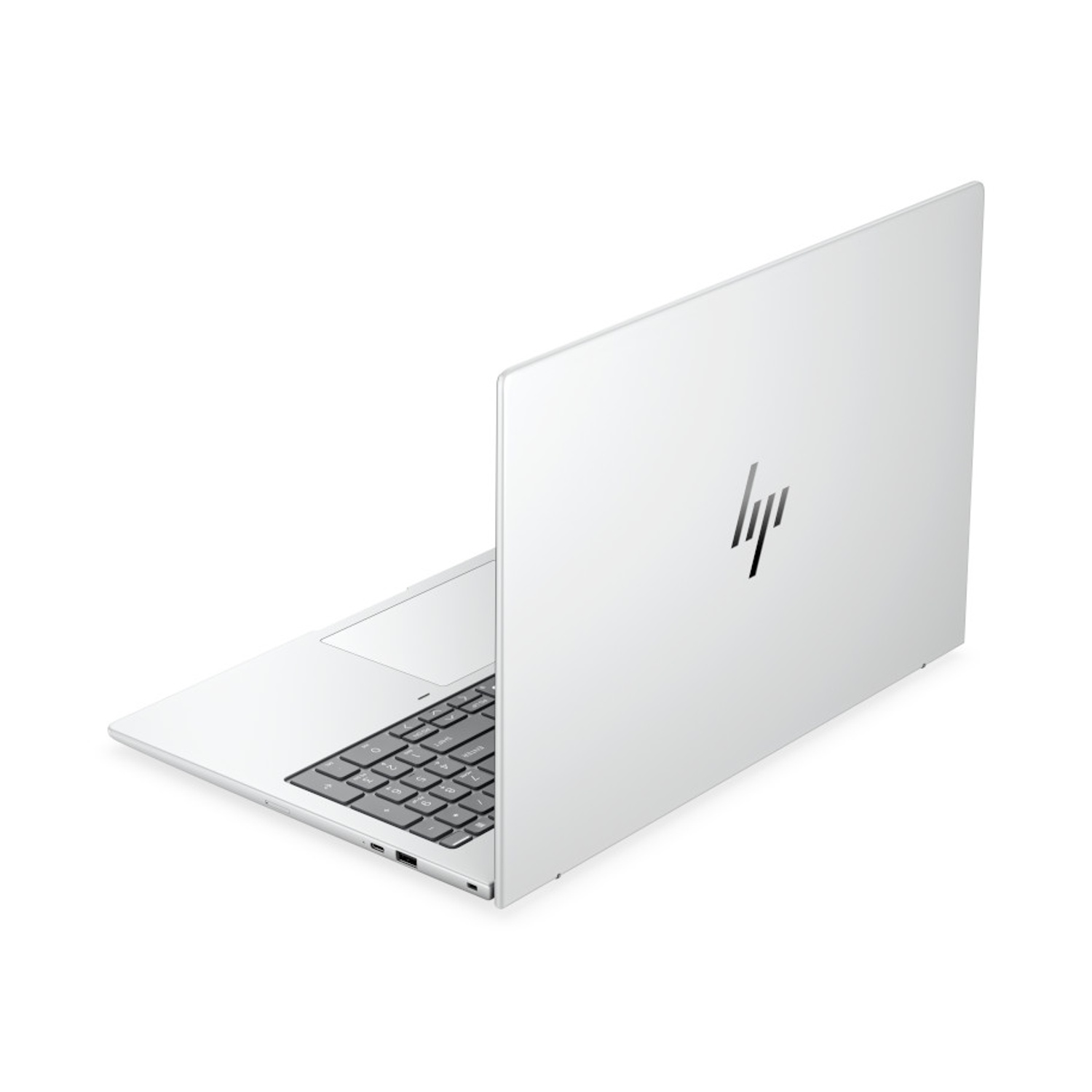Un computer portatile HP argento è mezzo aperto su sfondo bianco, mostrando la tastiera e il logo HP sul coperchio.