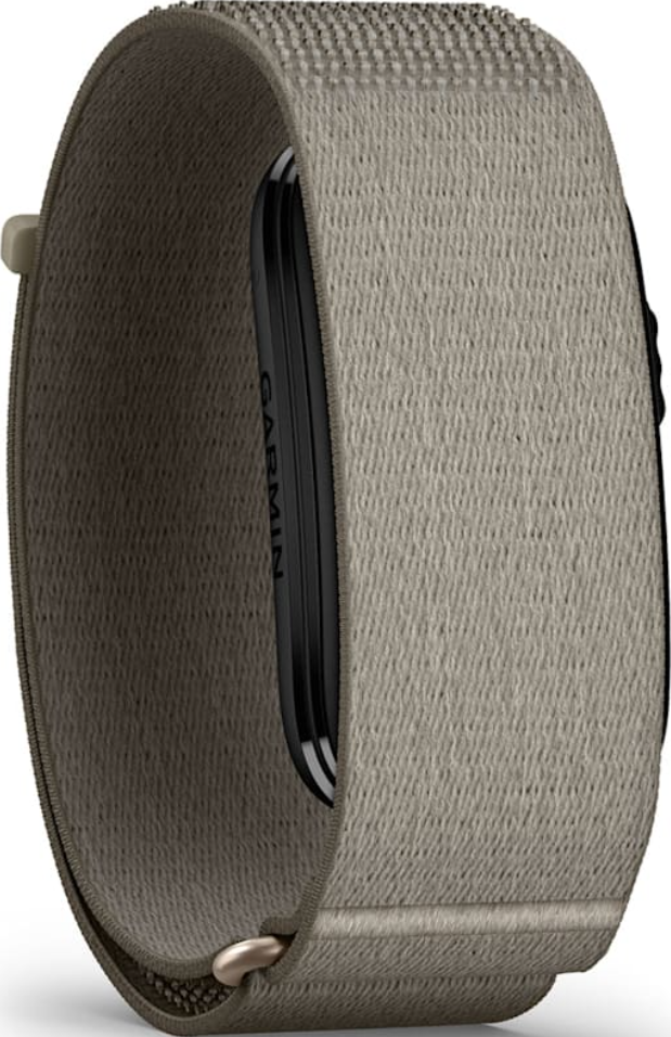 Un tracker d'activité Garmin avec un bracelet en tissu gris, vu verticalement sur fond clair.