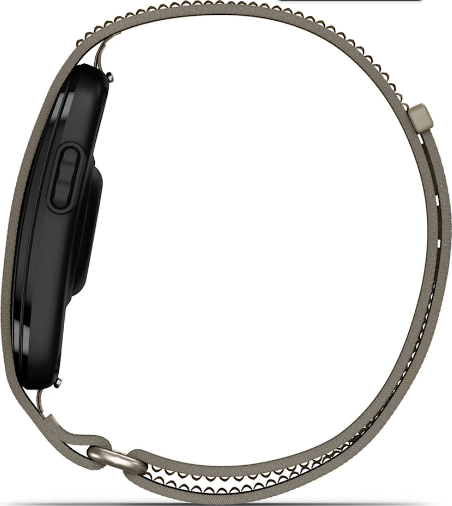 Vue latérale d'une montre connectée noire avec un bracelet tissé beige sur fond blanc.