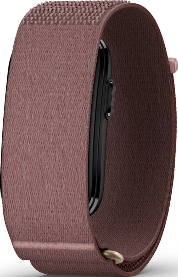 Une Apple Watch rose avec un bracelet tressé se tient debout.
