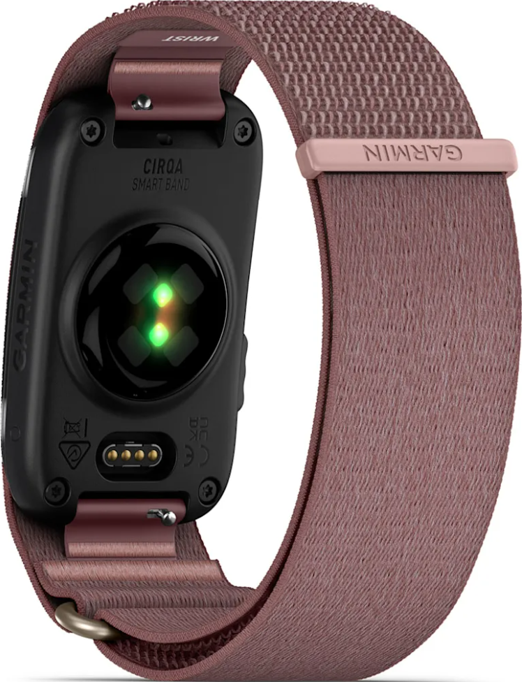 Dos d'une montre connectée Garmin avec des capteurs et un bracelet en tissu rose.