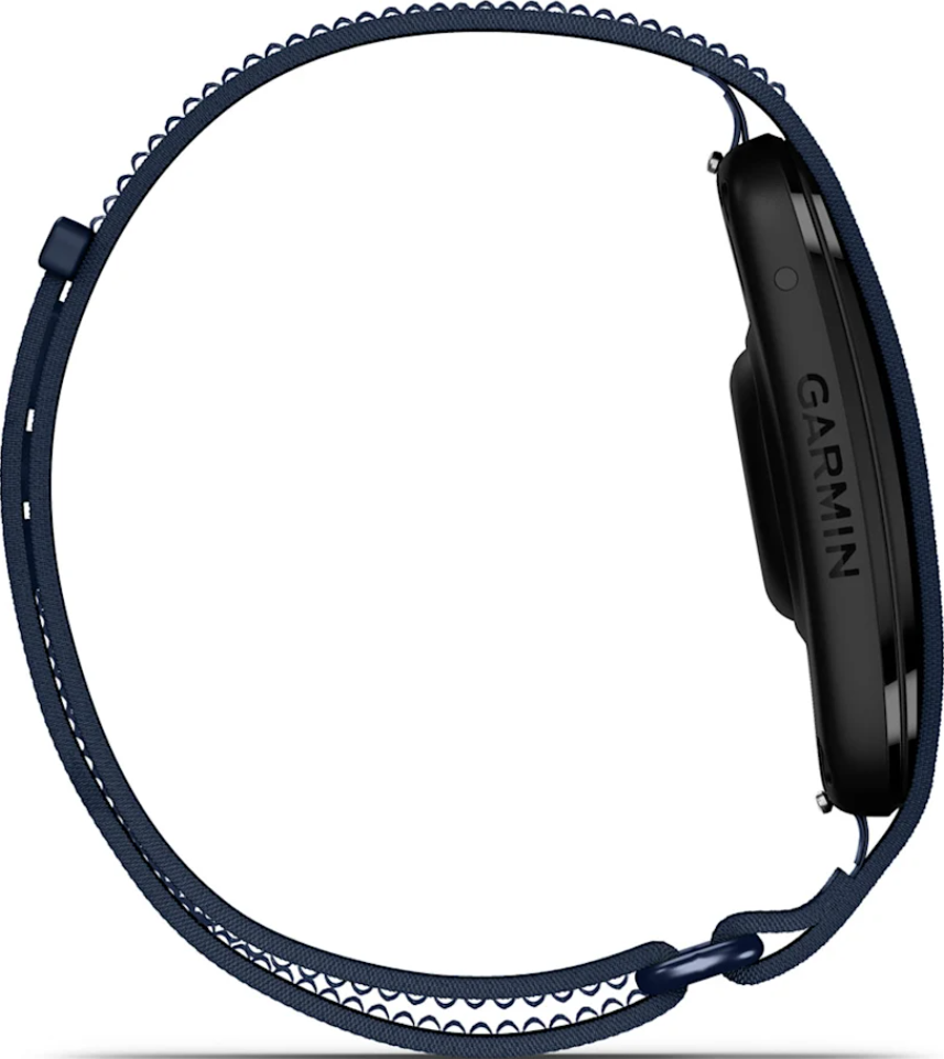 Vue latérale d'une montre connectée Garmin noire avec un bracelet tissé bleu foncé sur fond blanc.