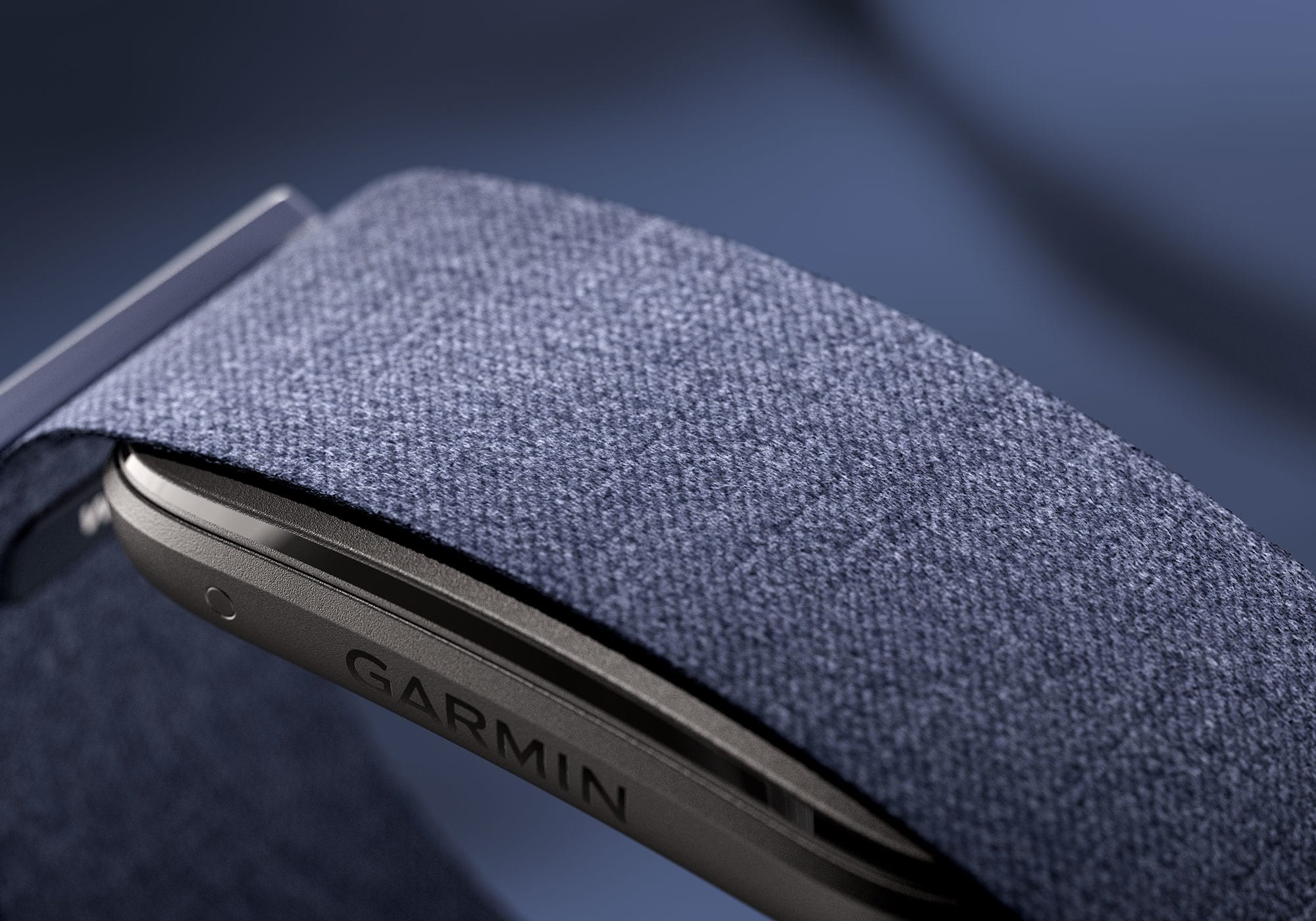 Gros plan d'une montre connectée Garmin avec un bracelet en tissu bleu.