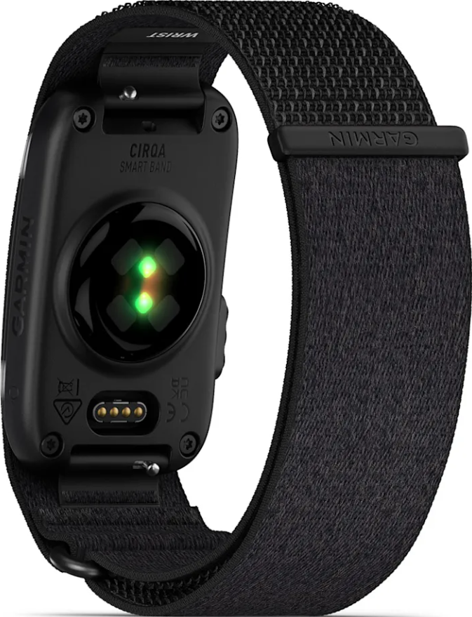 Dos d'une smartwatch Garmin noire avec capteur et bracelet en tissu sur fond blanc.