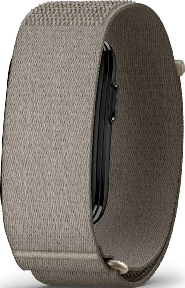 Une montre connectée avec un bracelet textile tressé beige sur fond blanc.