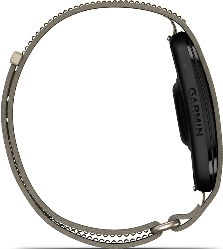 Vue latérale d'une smartwatch Garmin noire avec un bracelet tissé beige sur fond blanc.