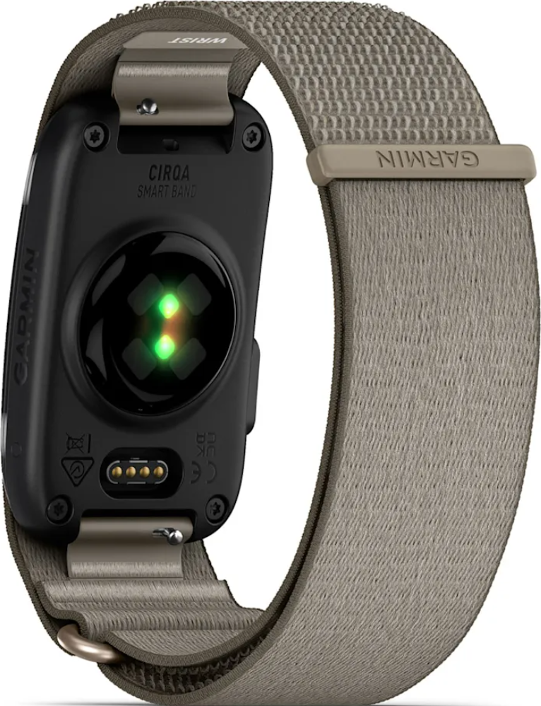 Dos d'une montre connectée Garmin noire avec des capteurs et un bracelet en tissu beige sur fond blanc.