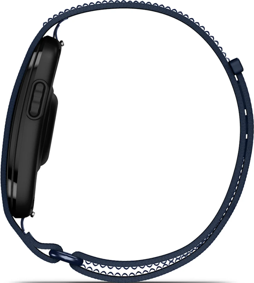 Vue de profil d'une montre connectée noire avec un bracelet tissé bleu sur fond blanc.