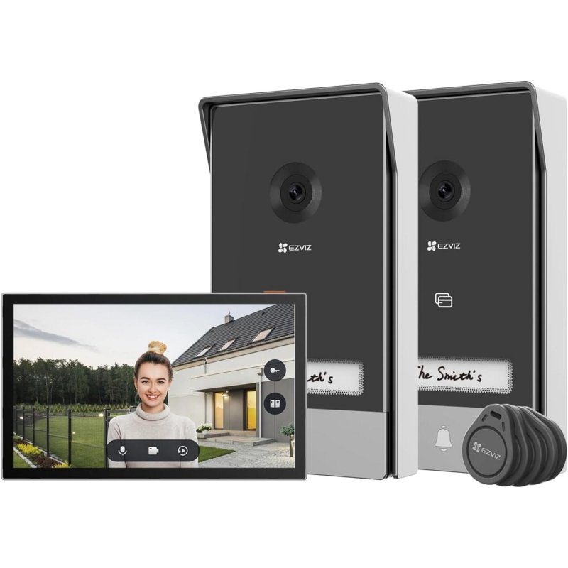 Un sistema de videoportero EZVIZ con dos estaciones exteriores, un monitor y llaveros RFID sobre fondo blanco.