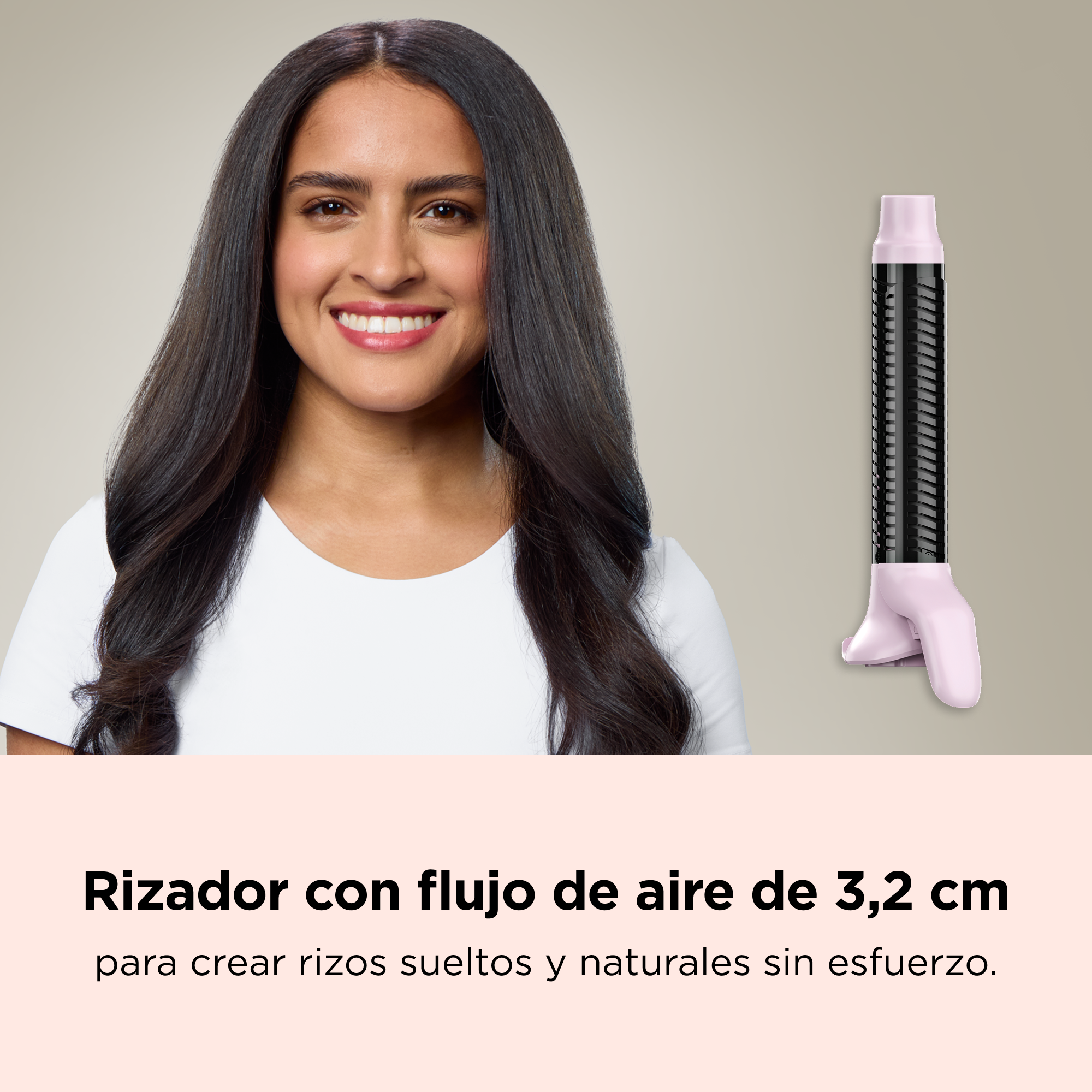 Mujer sonriente y rizador rosa sobre fondo claro con texto en español debajo.