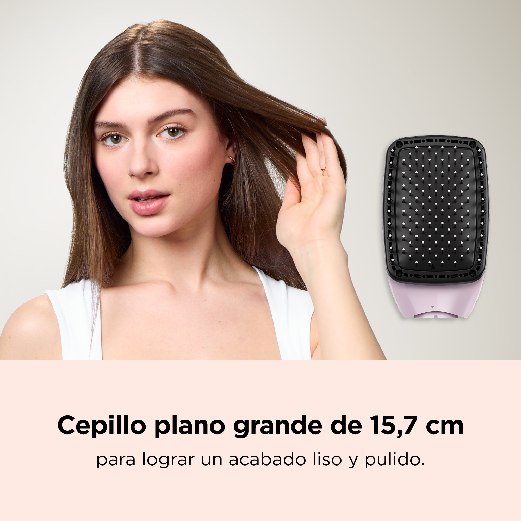 Una mujer sostiene su cabello largo junto a un cepillo grande con texto sobre un acabado liso.