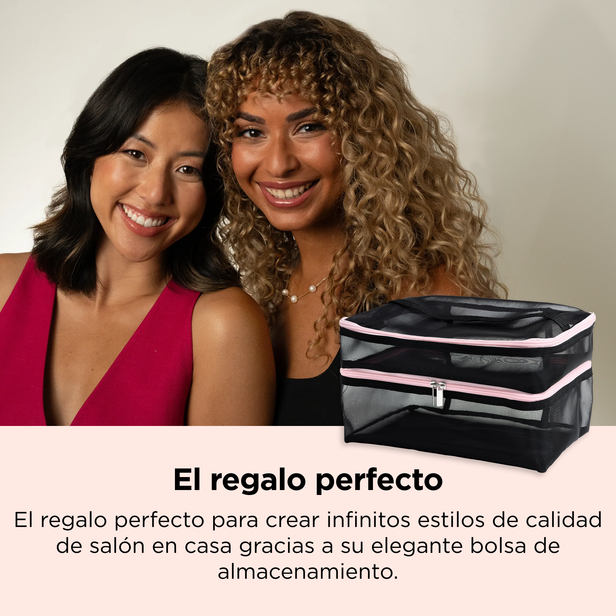 Dos mujeres sonrientes posan junto a una bolsa organizadora de malla negra con cremalleras rosas.