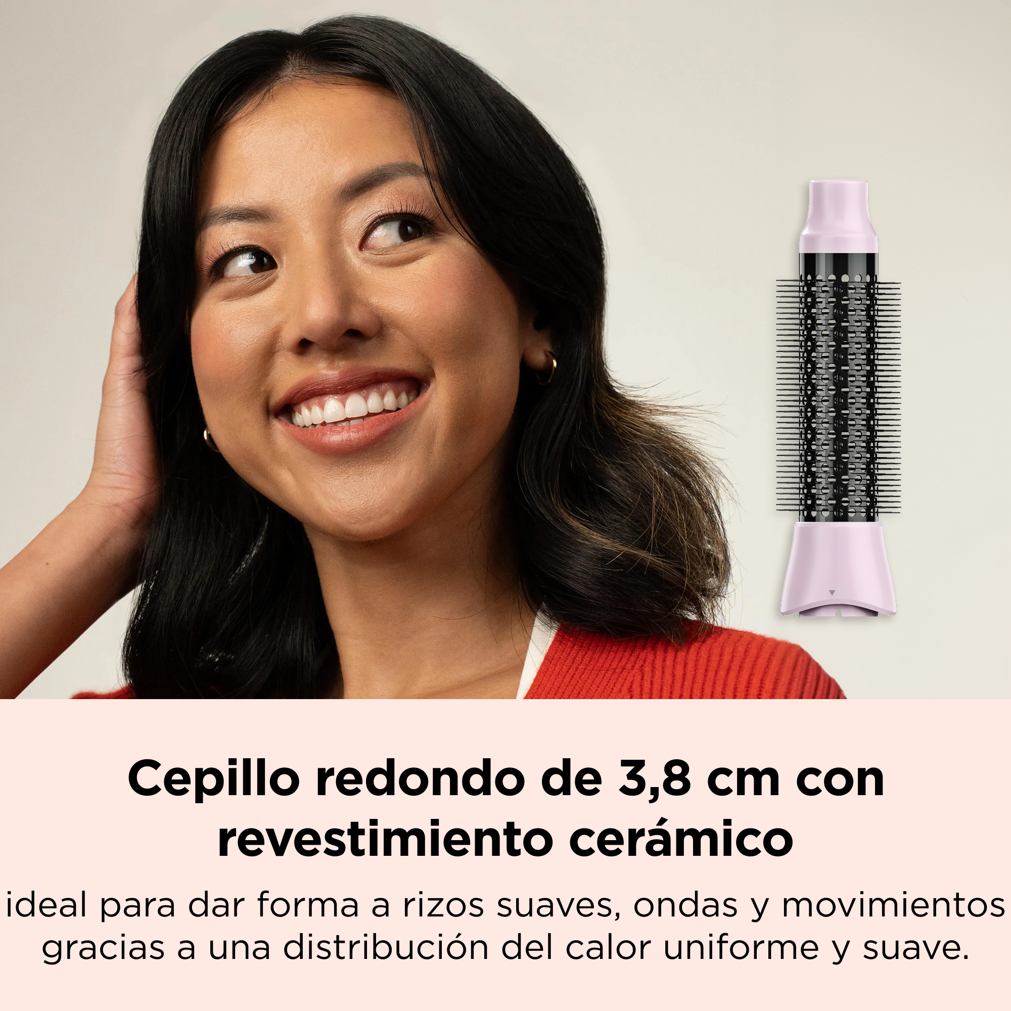 Mujer sonriente con cabello oscuro junto a un cepillo redondo de cerámica y texto en español.