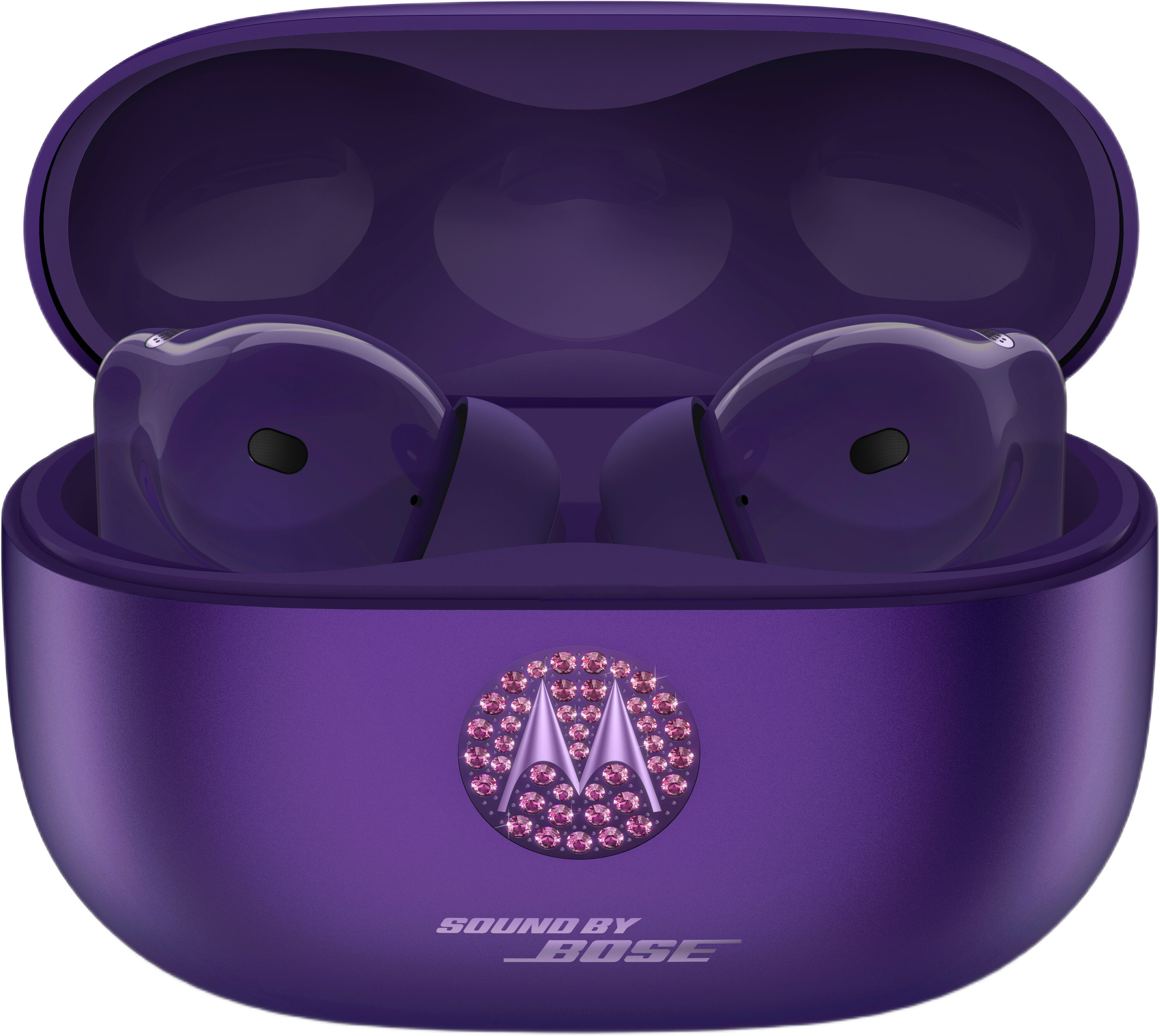 Fioletowe słuchawki w etui ładującym z błyszczącym logo Motorola i napisem Sound by Bose.